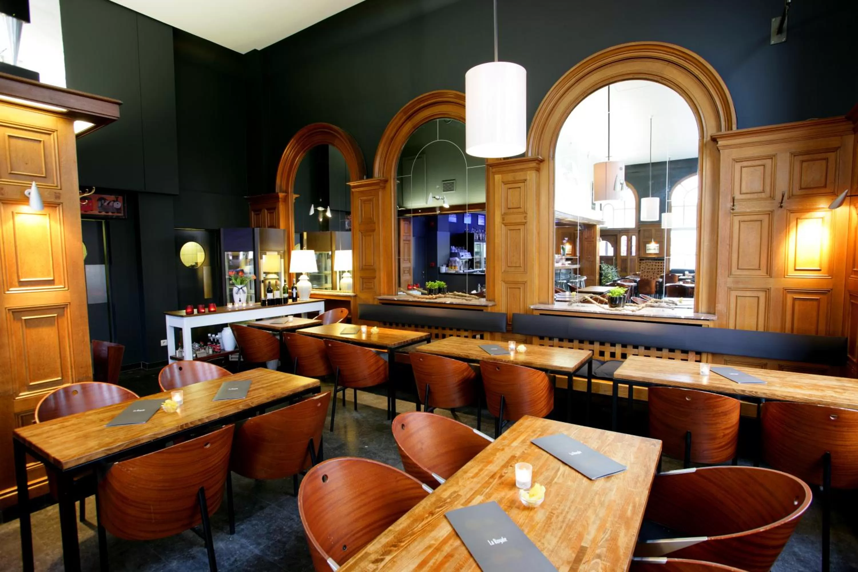 Restaurant/places to eat in Hotel La Royale