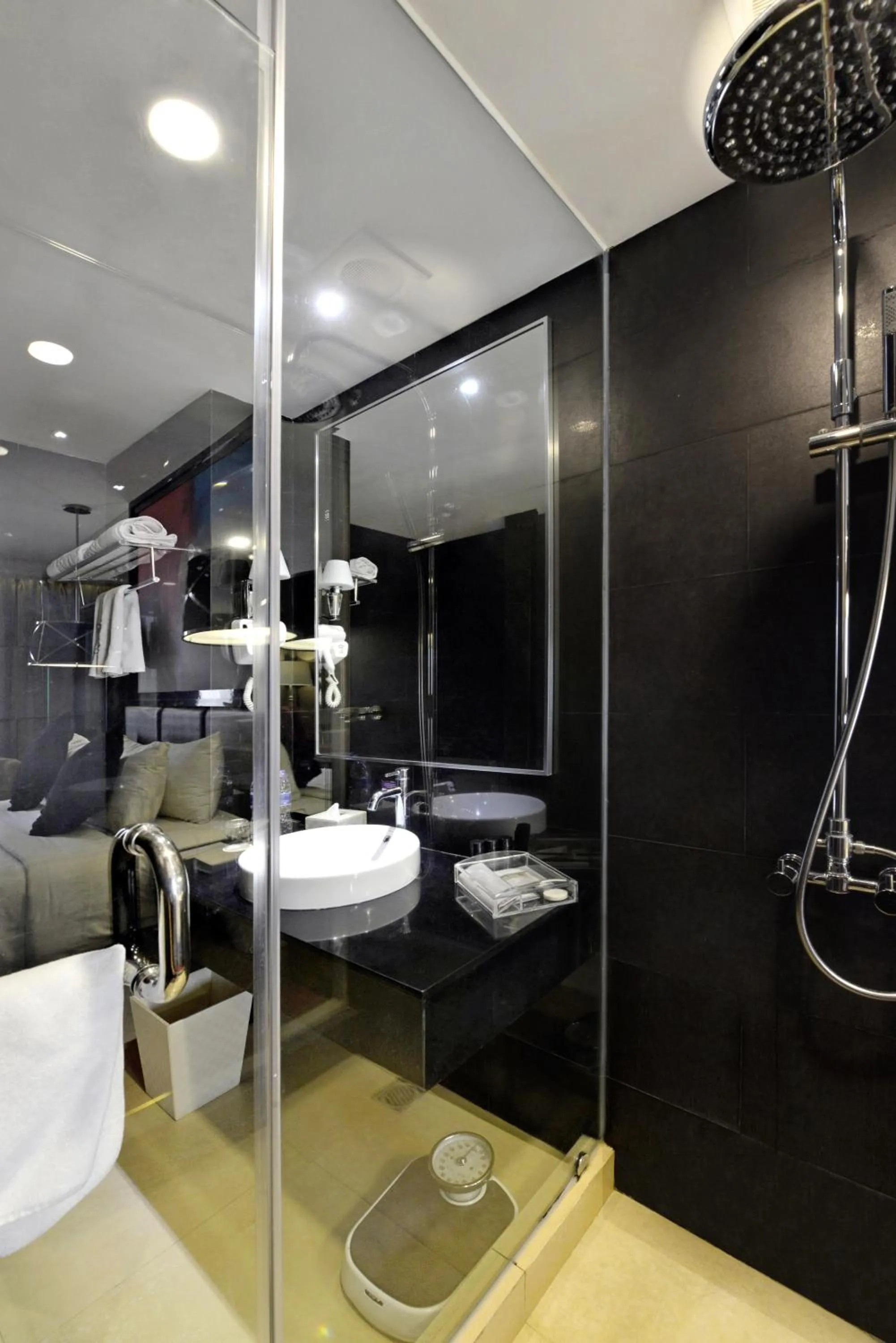 Shower in Amaroossa Cosmo Jakarta