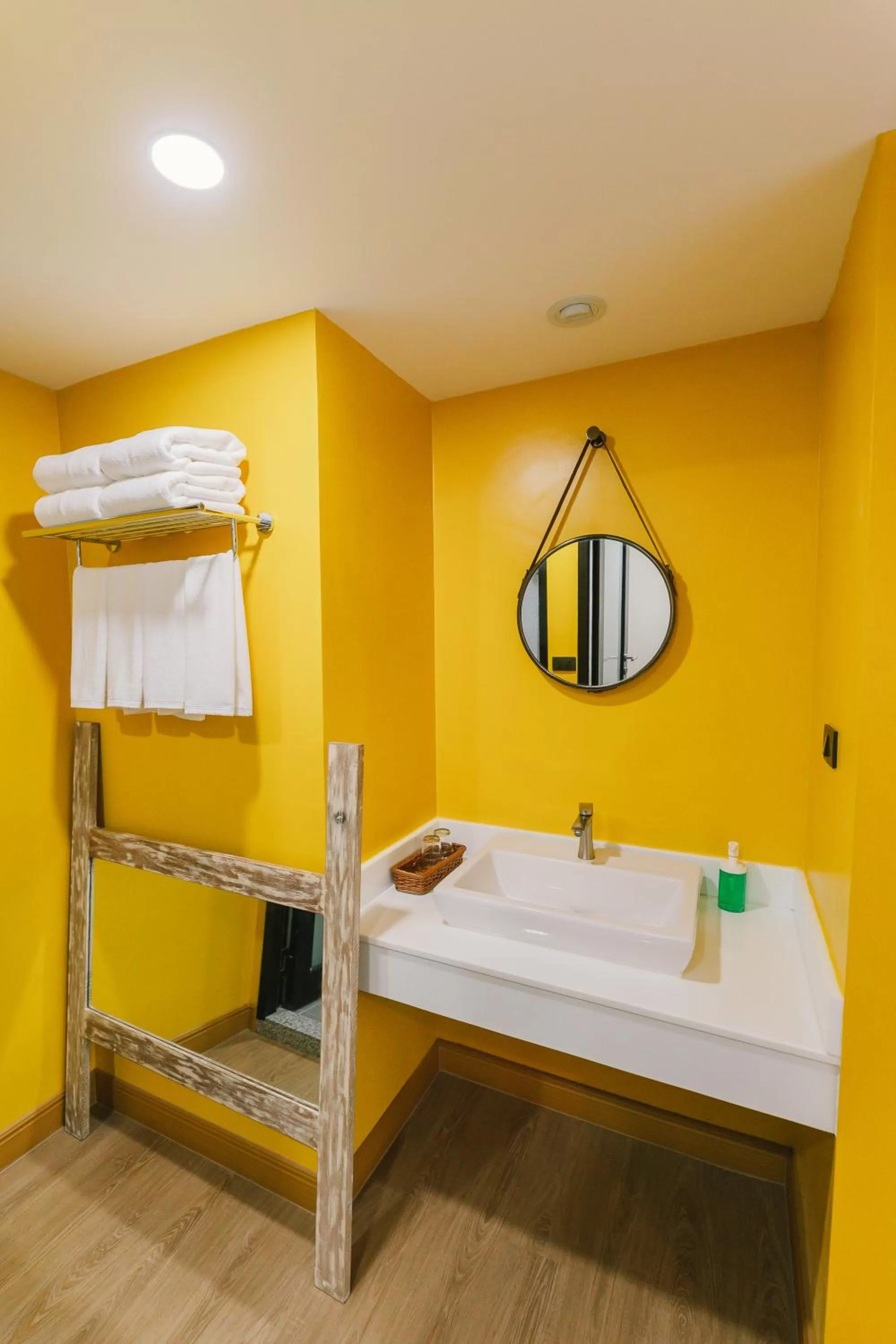 Bathroom, Bed in B Innspire Hotel