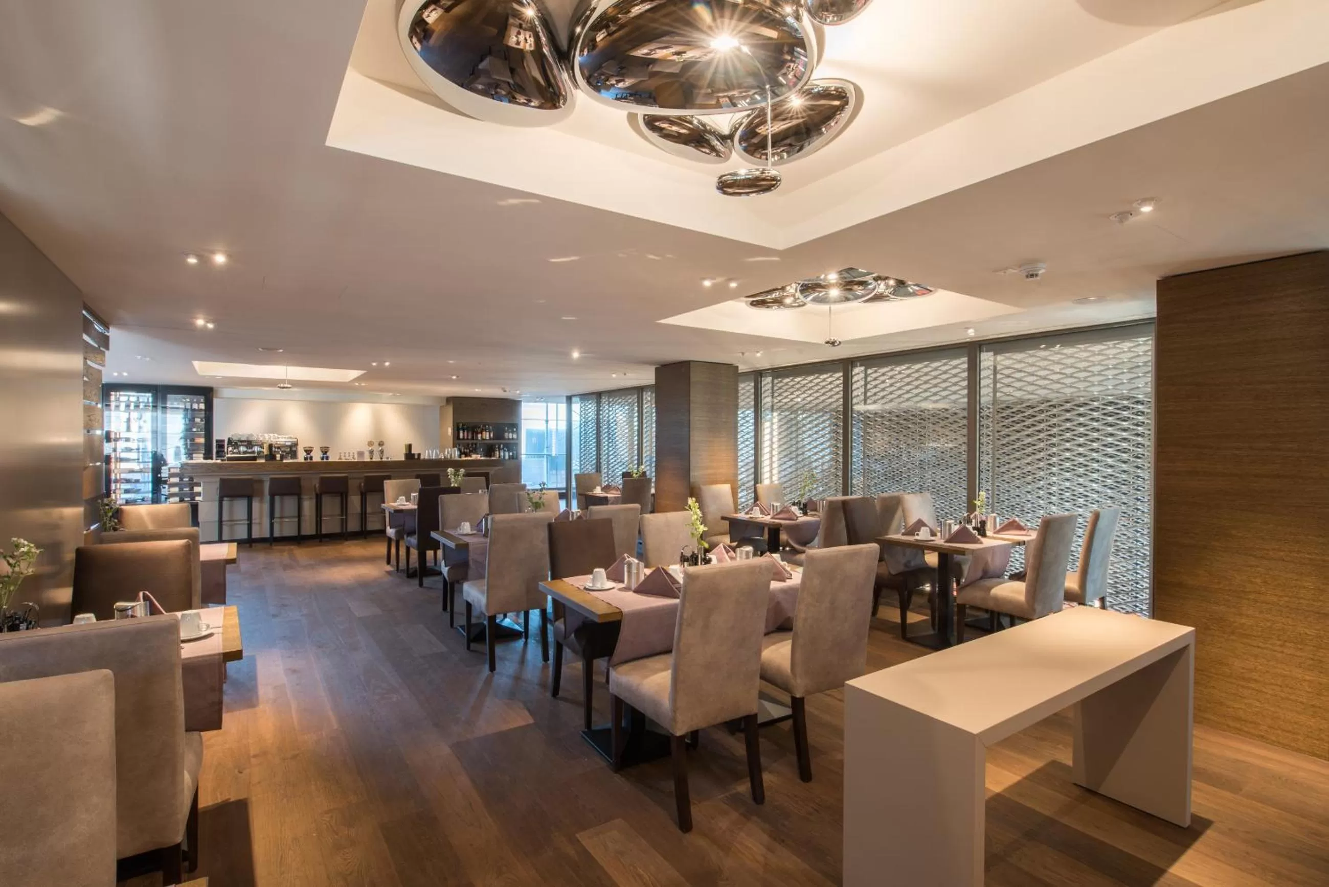 Restaurant/places to eat in HOTEL illuster - Urban & Local