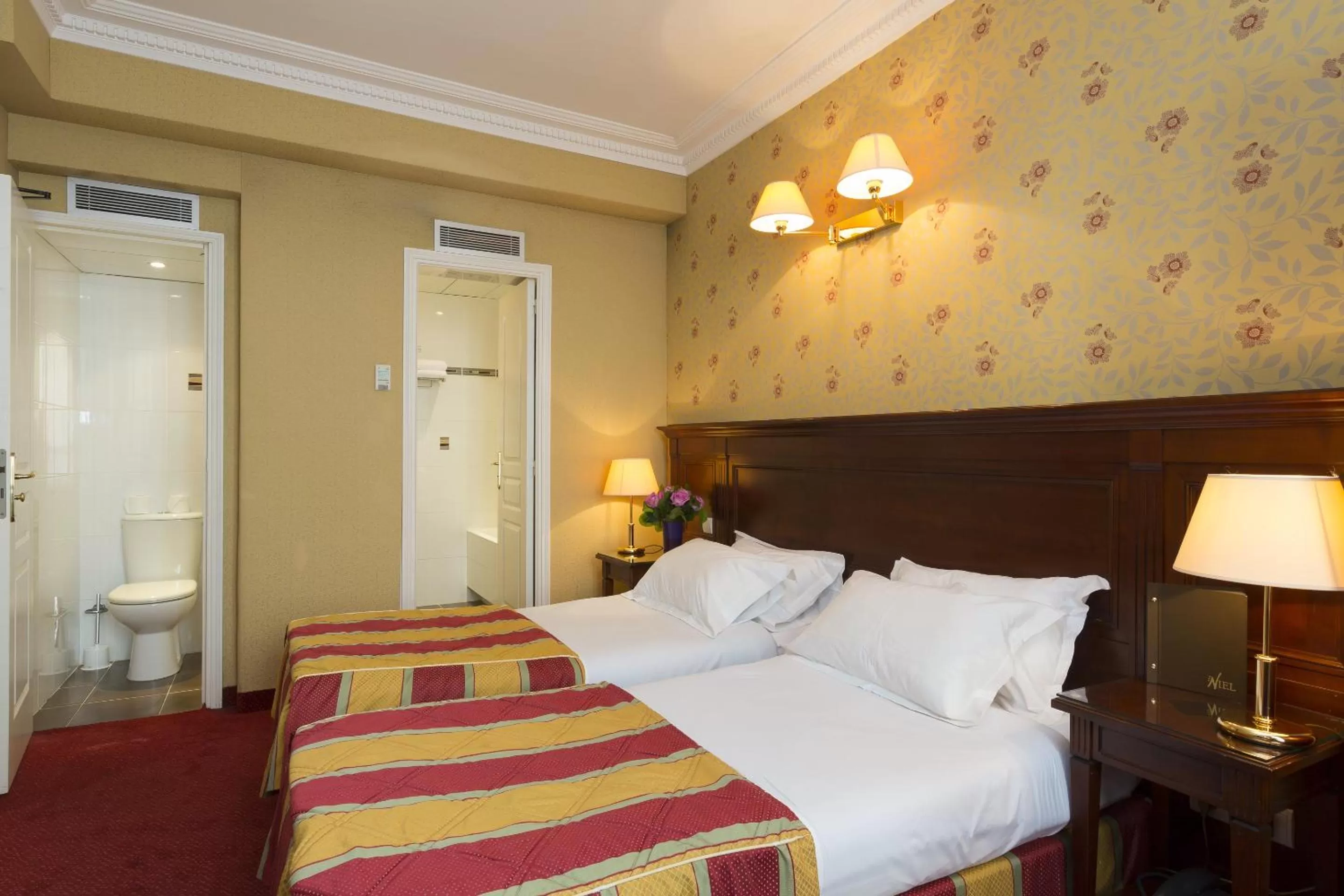 Bed in Elysees Niel Hotel