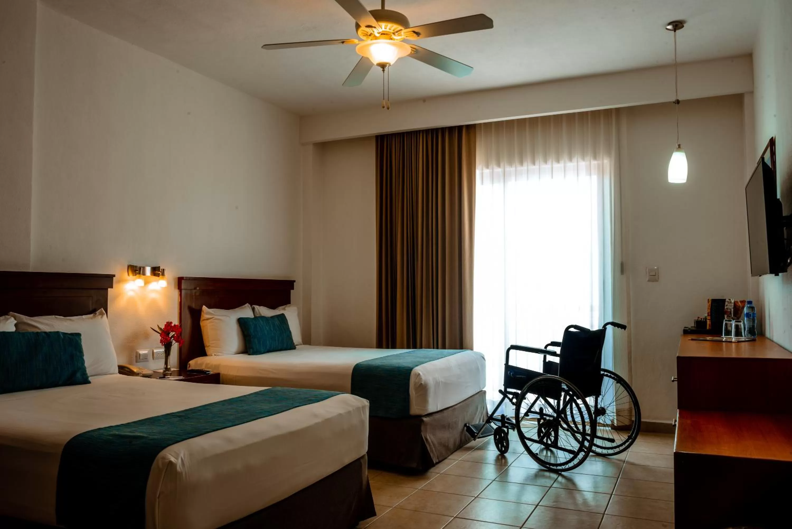 Facility for disabled guests, Bed in Mesón de la Luna Hotel & Spa