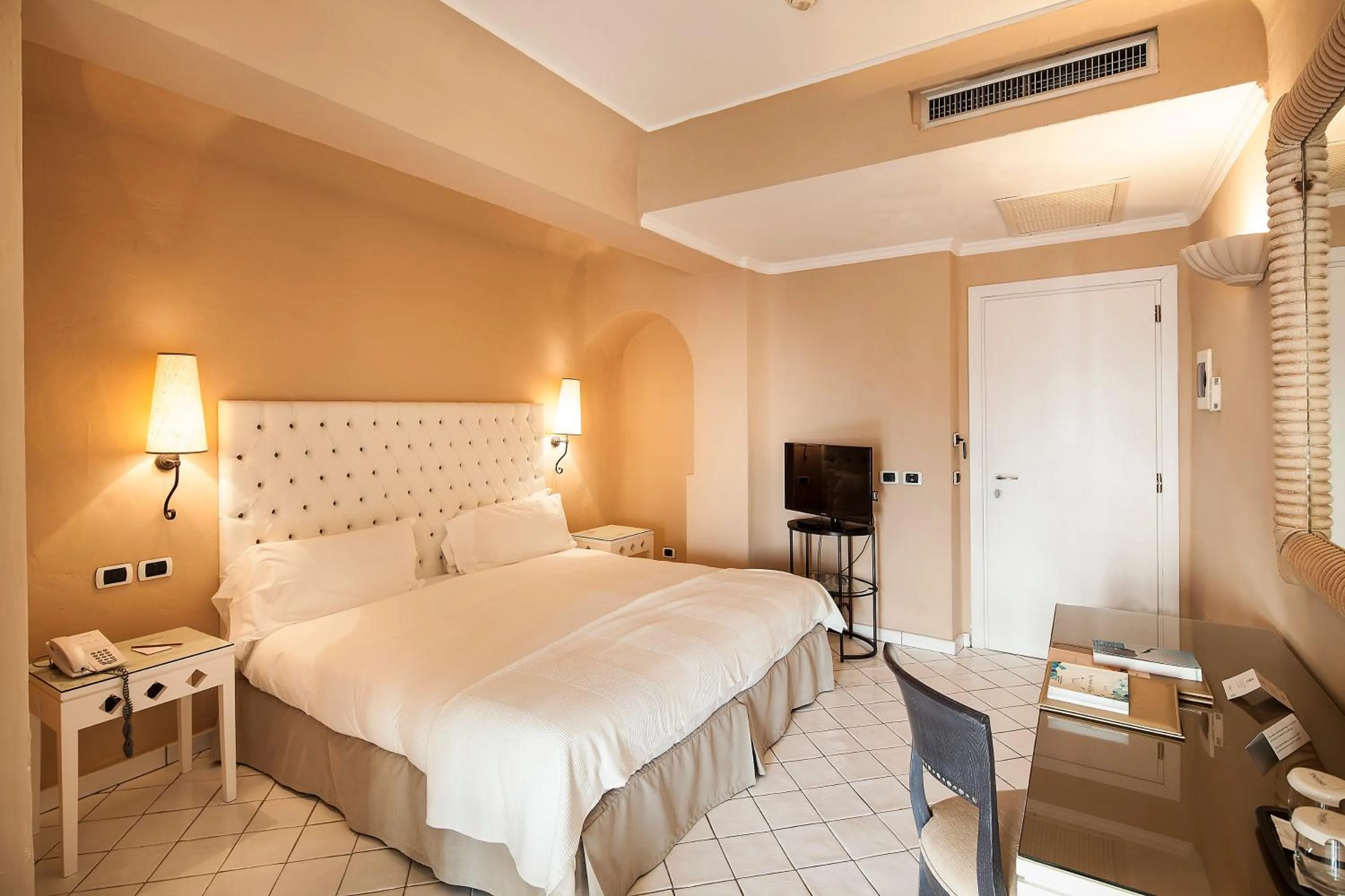 Bedroom, Bed in Therasia Resort Sea and SPA - The Leading Hotels of the World