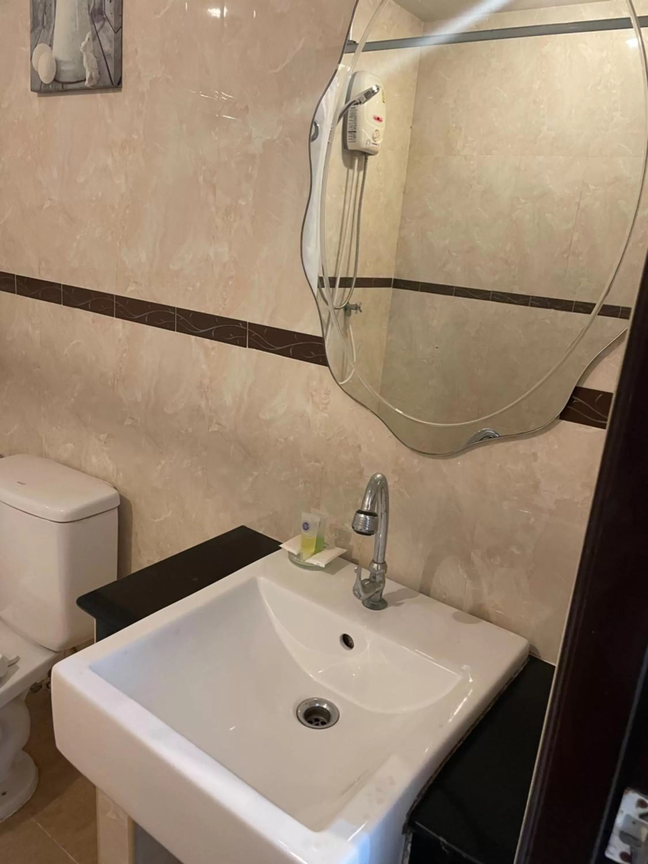 Toilet in Babylon Residence Inn pattaya