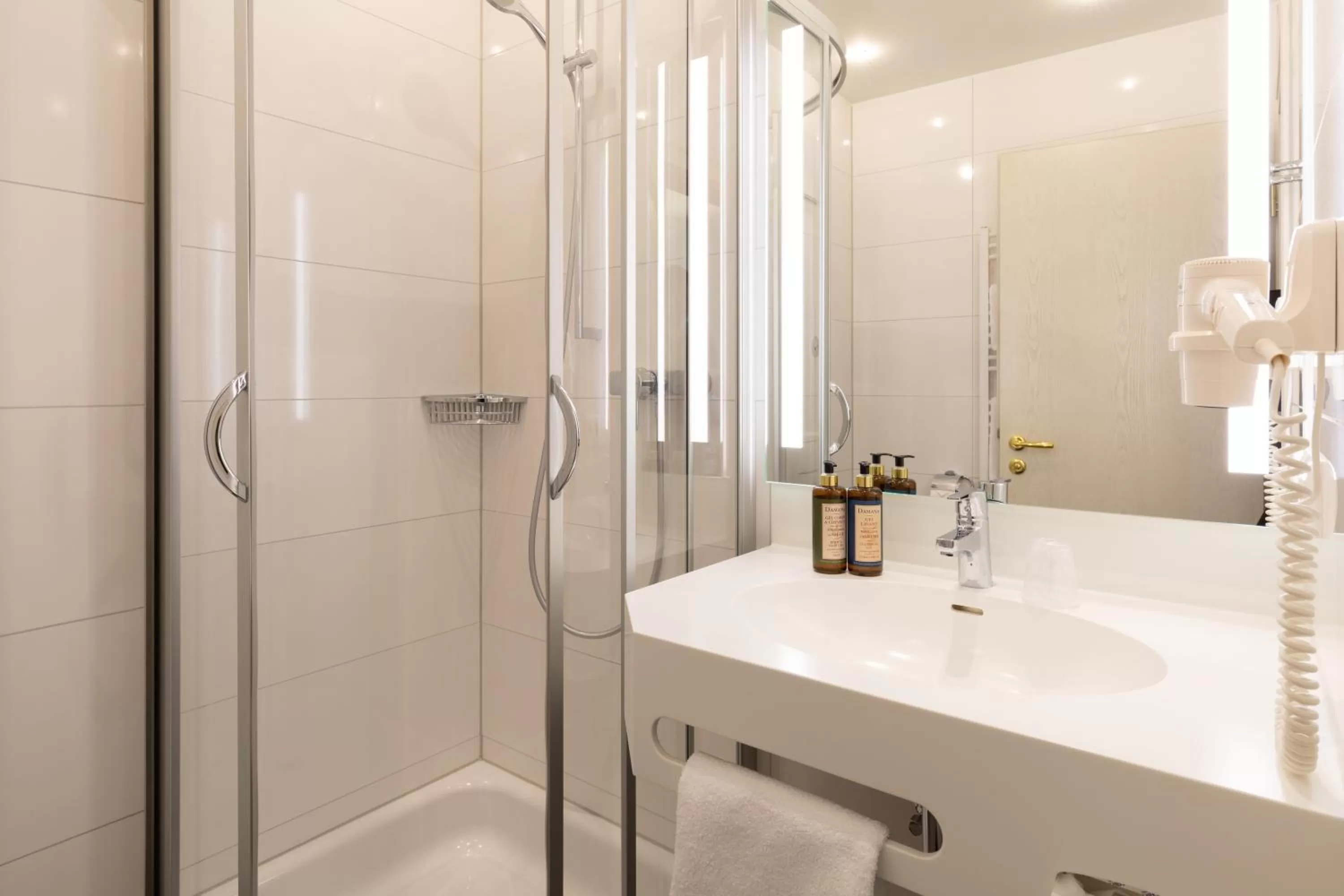 Bathroom in Landhotel-Restaurant Huberhof Allershausen