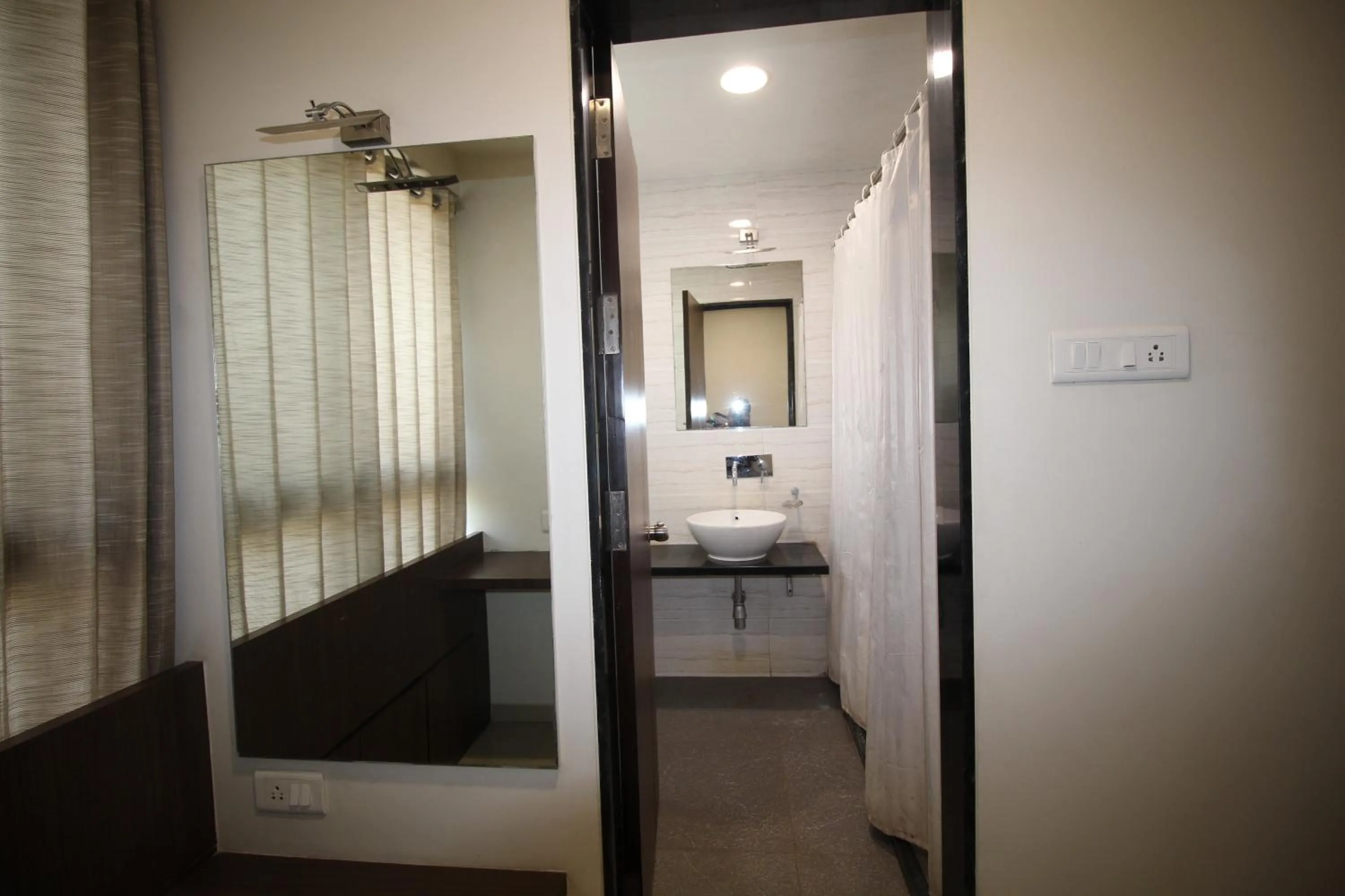Bathroom in Hotel Girnar