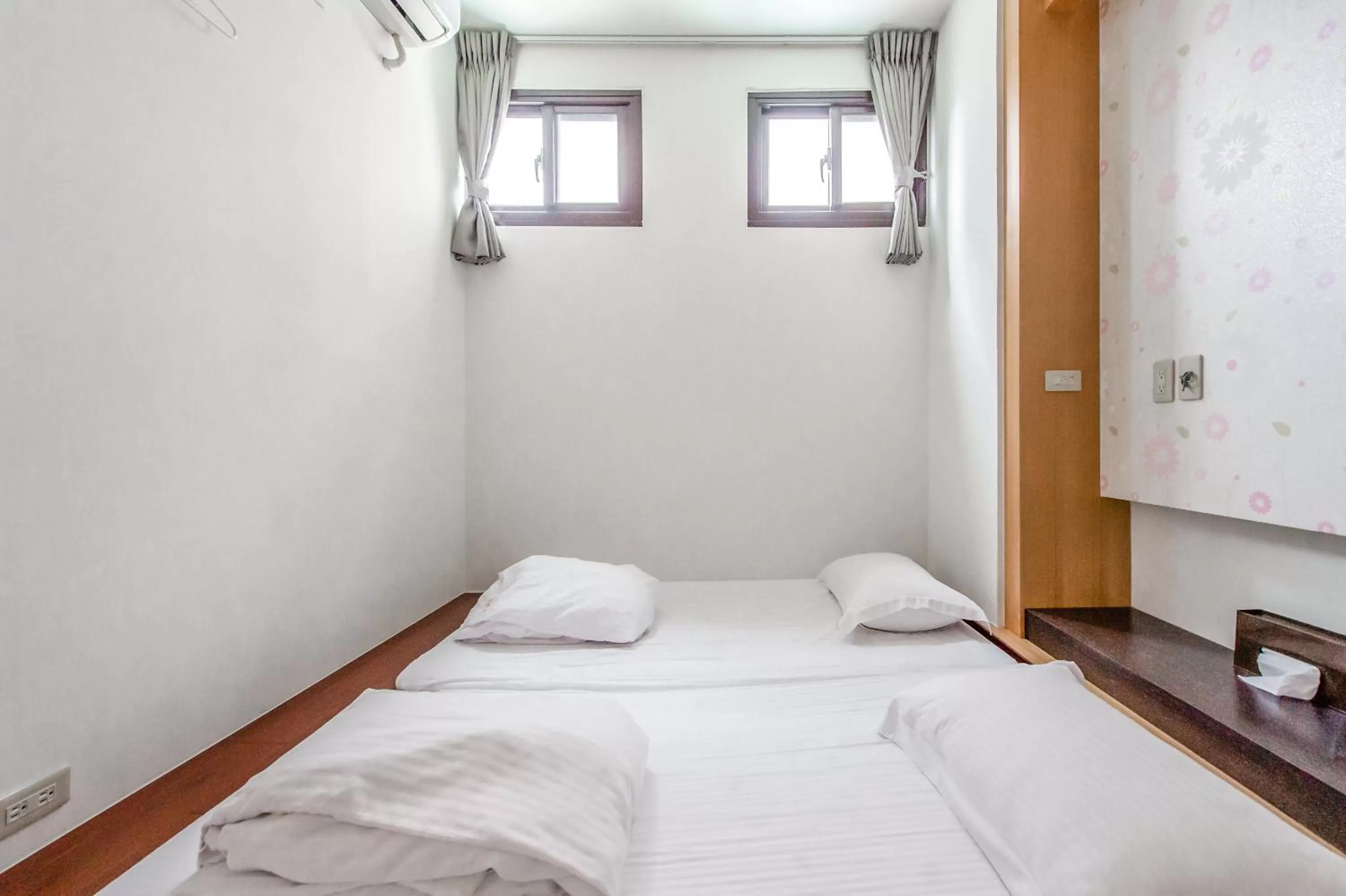 Photo of the whole room, Bed in lightness Station Inn