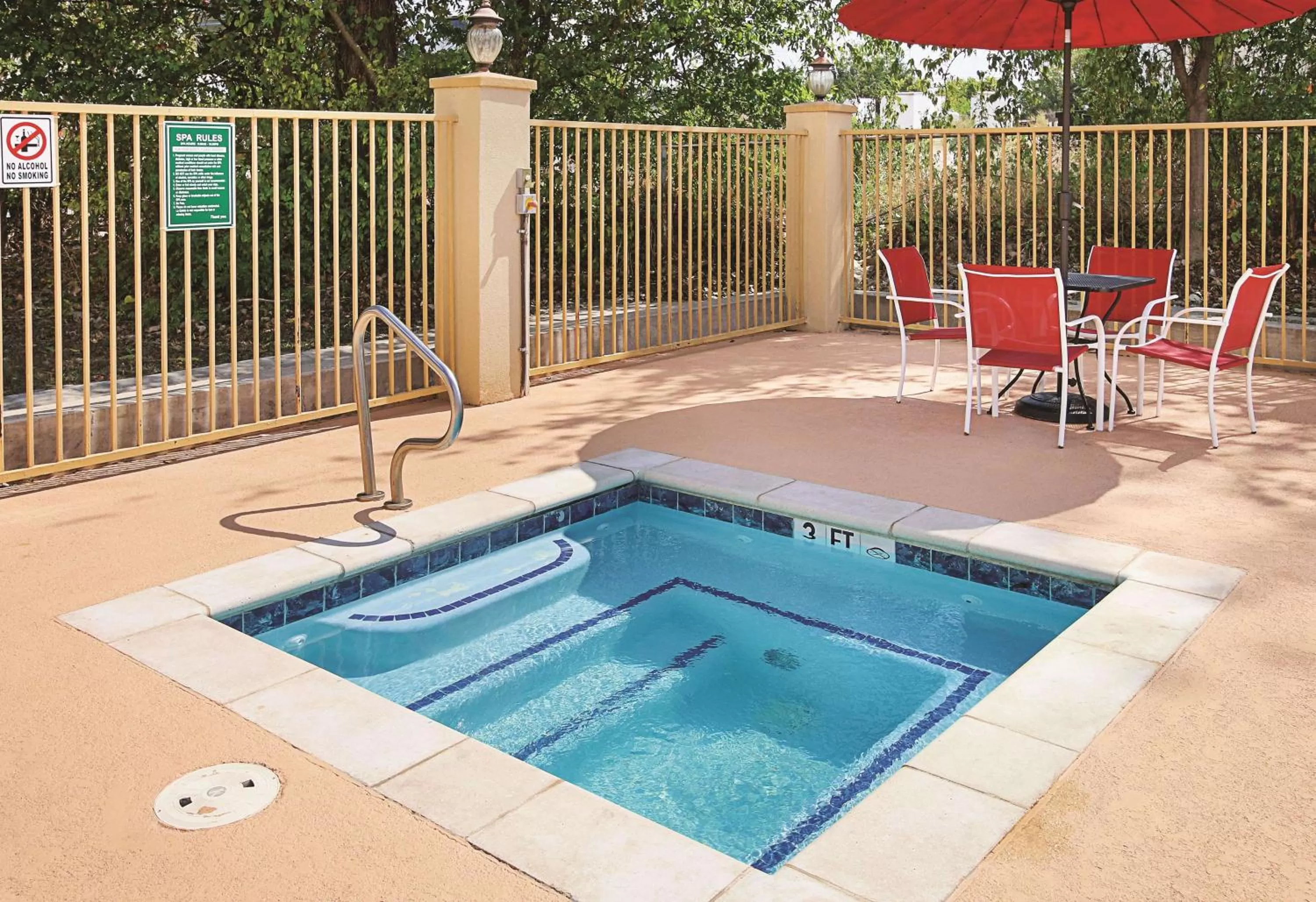 Hot Tub in La Quinta Inn & Suites by Wyndham South Dallas - Hutchins