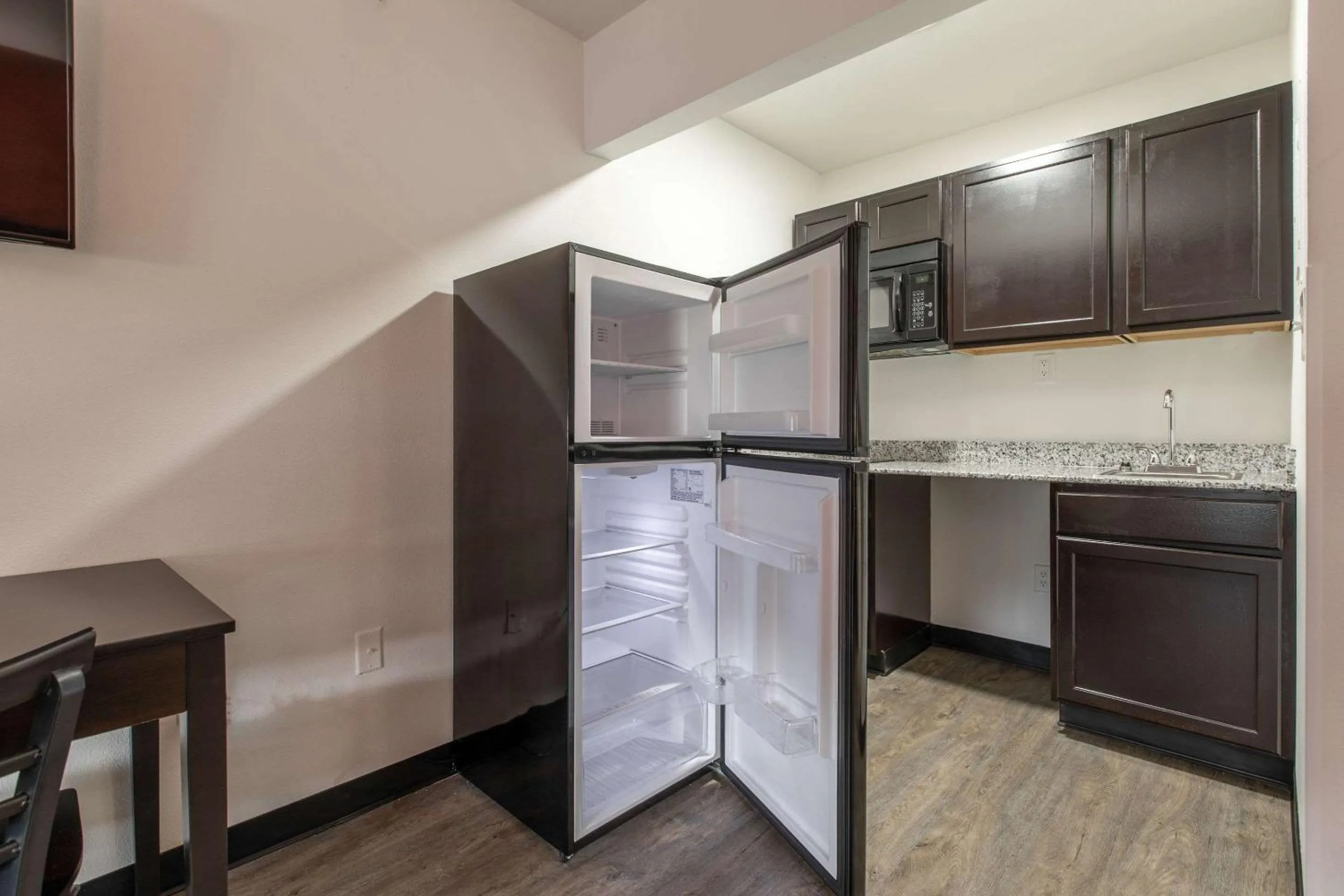 Kitchen or kitchenette in Suburban Studios Spartanburg - I-26