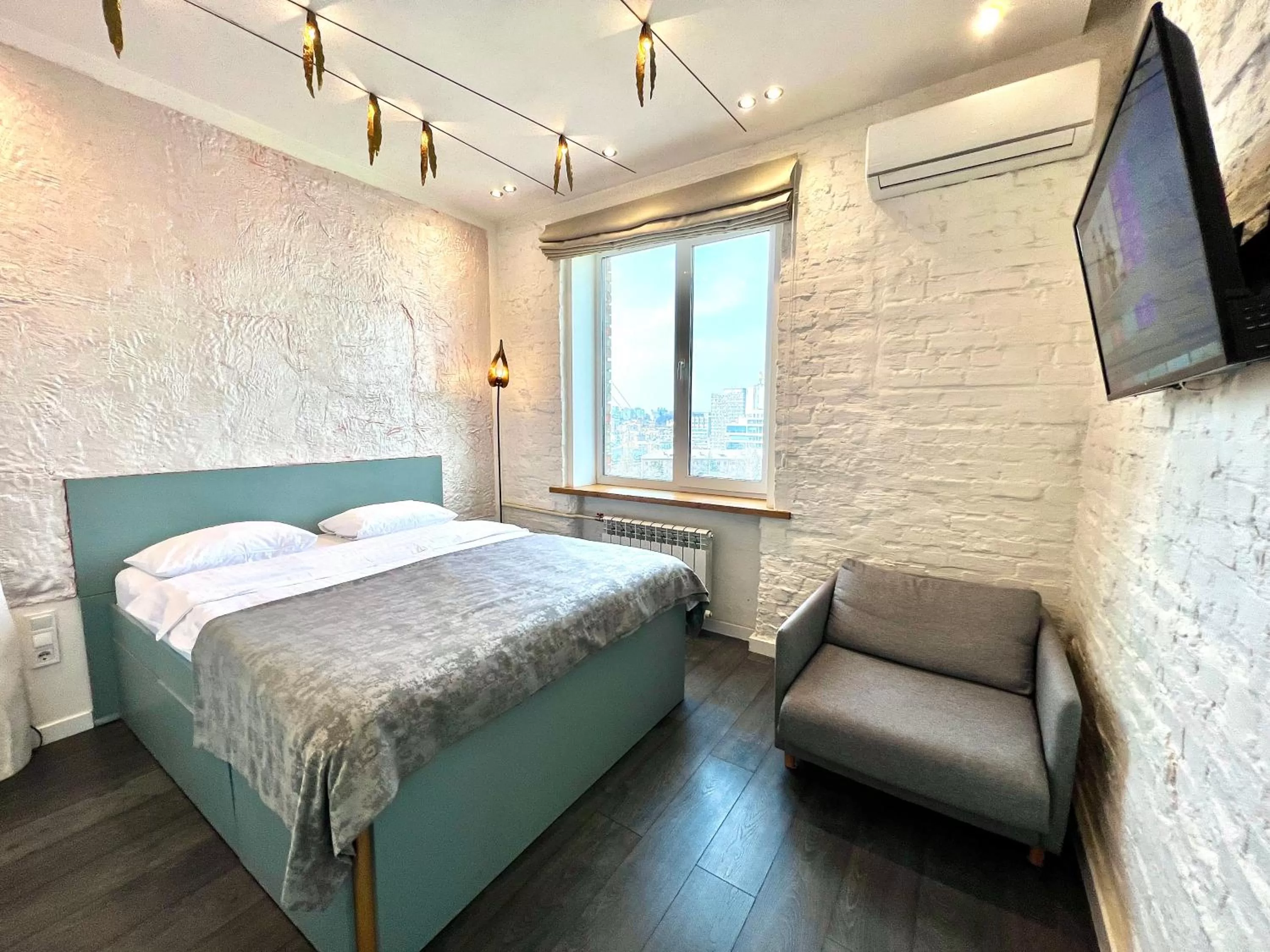 TV and multimedia, Bed in Kyiv Panorama Apartments near Gulliver