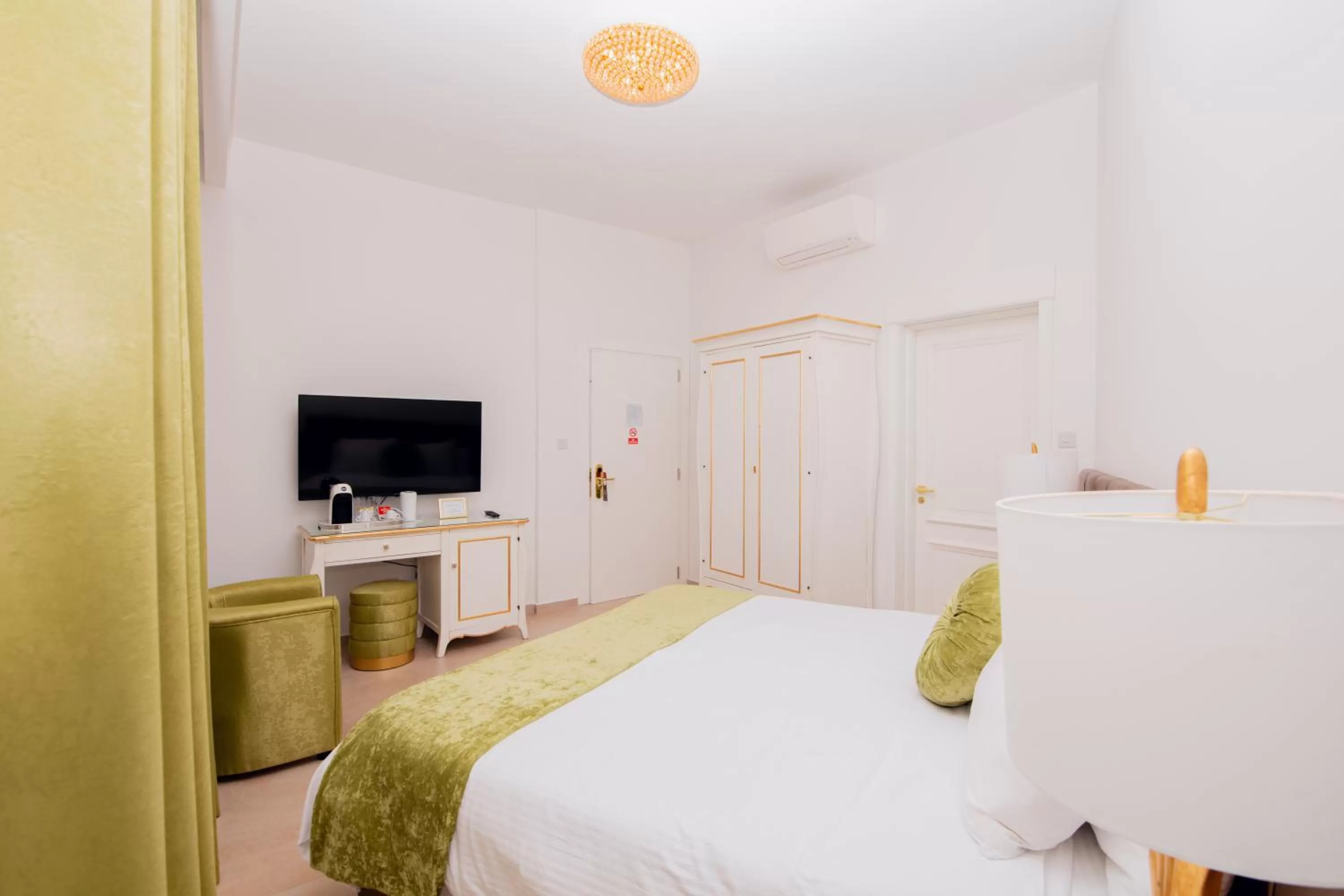 Bed in Giorgio Boutique Hotel