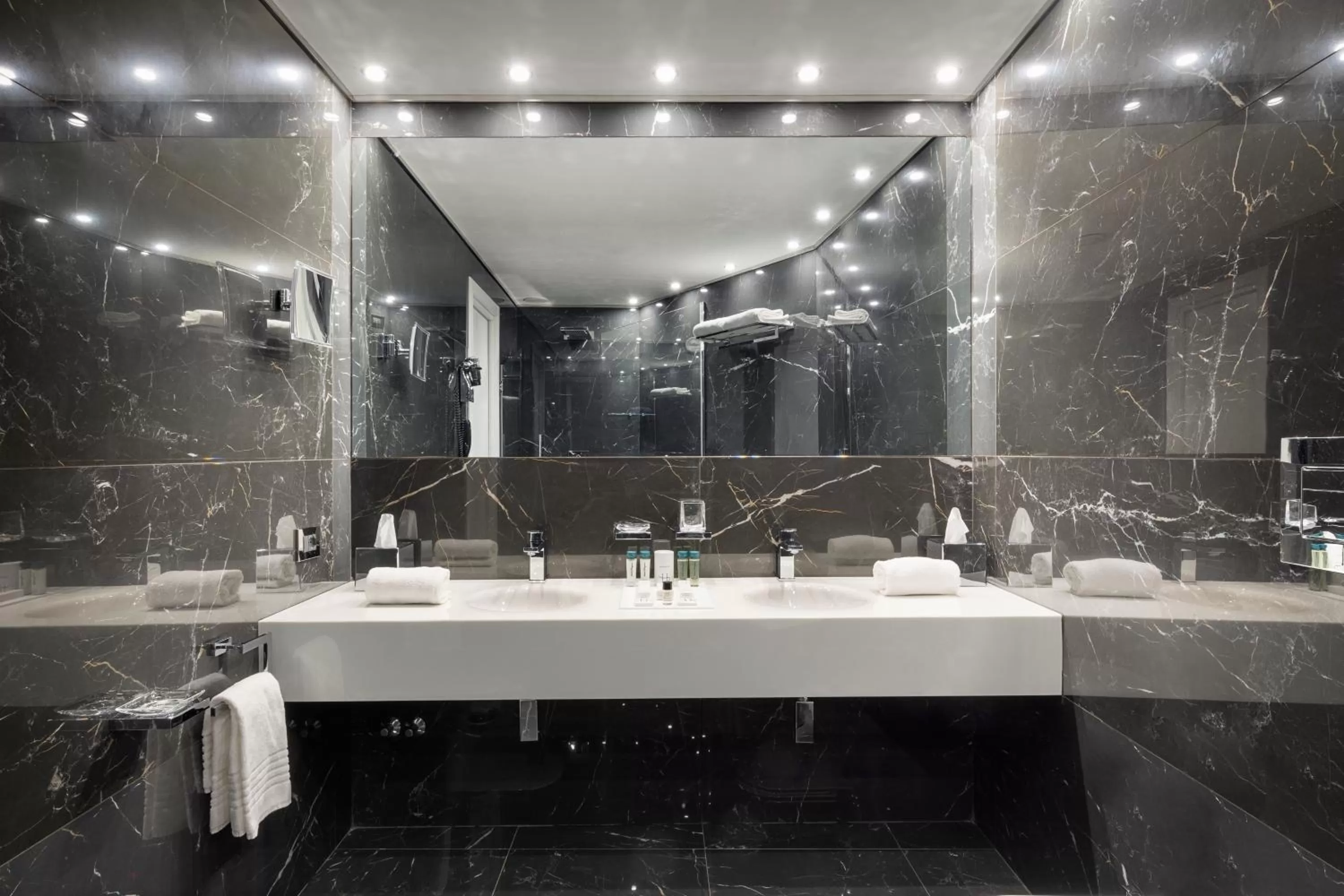 Shower in LHP Napoli Palace & SPA