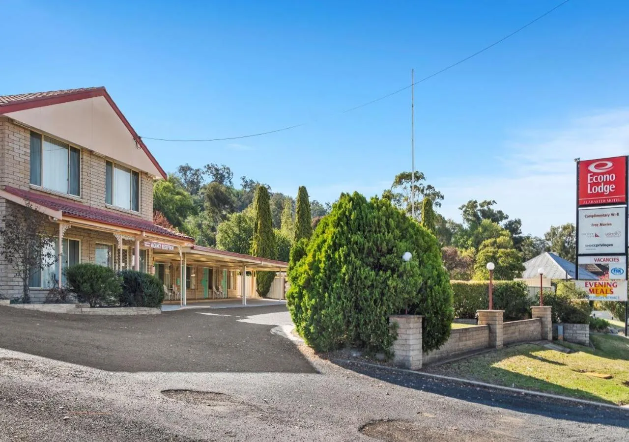 Facade/entrance in Econo Lodge Alabaster