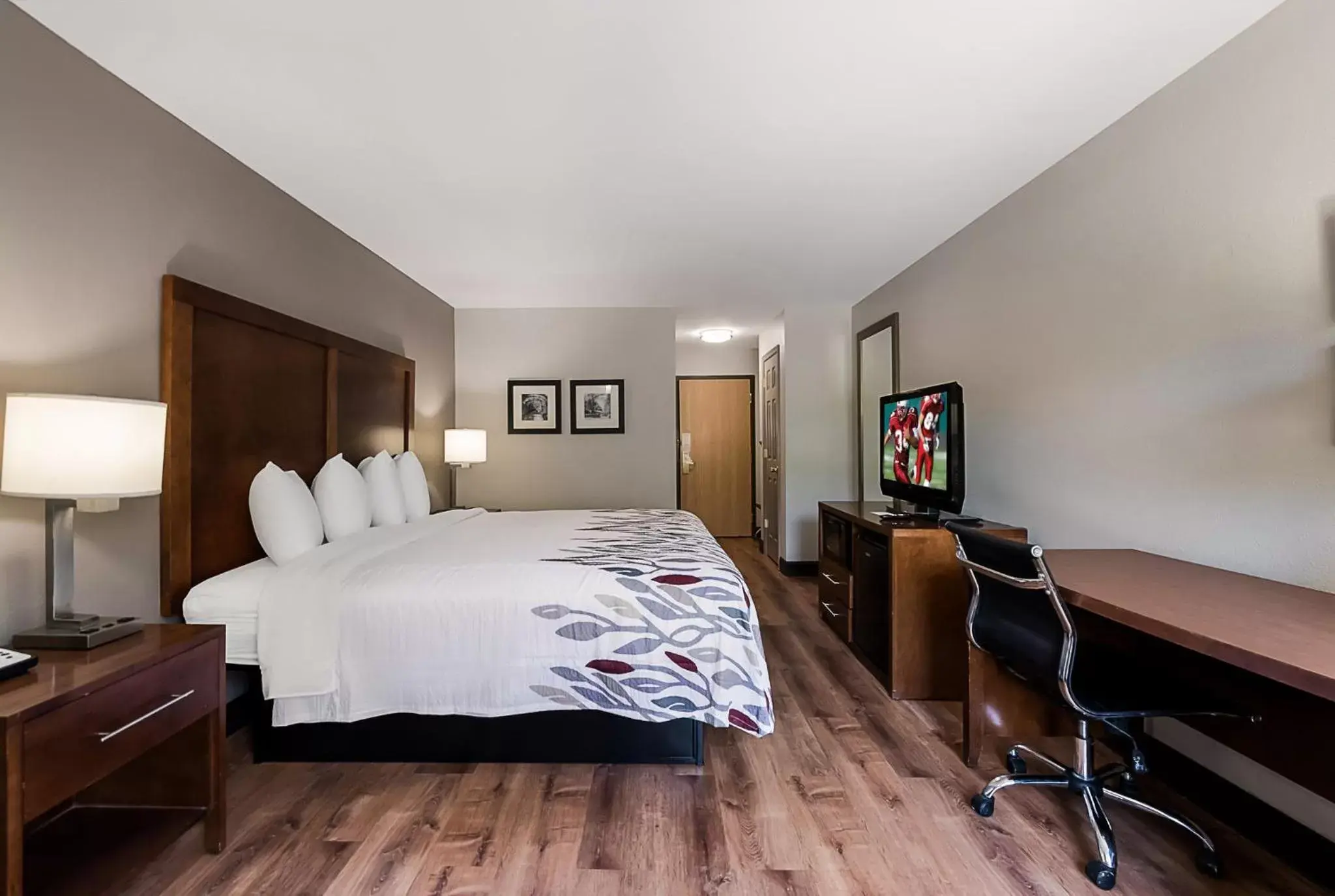 Deluxe King Room Disability Access Non-Smoking in Red Roof Inn Newport News - Yorktown Deluxe King Room Disability Access Non-Smoking in Red Roof Inn Newport News - Yorktown