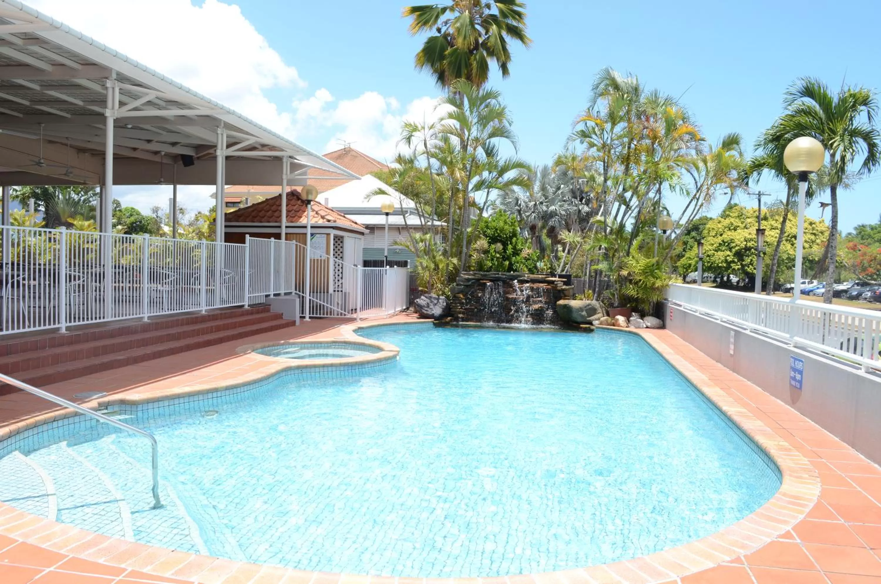 Swimming pool in Acacia Court Hotel