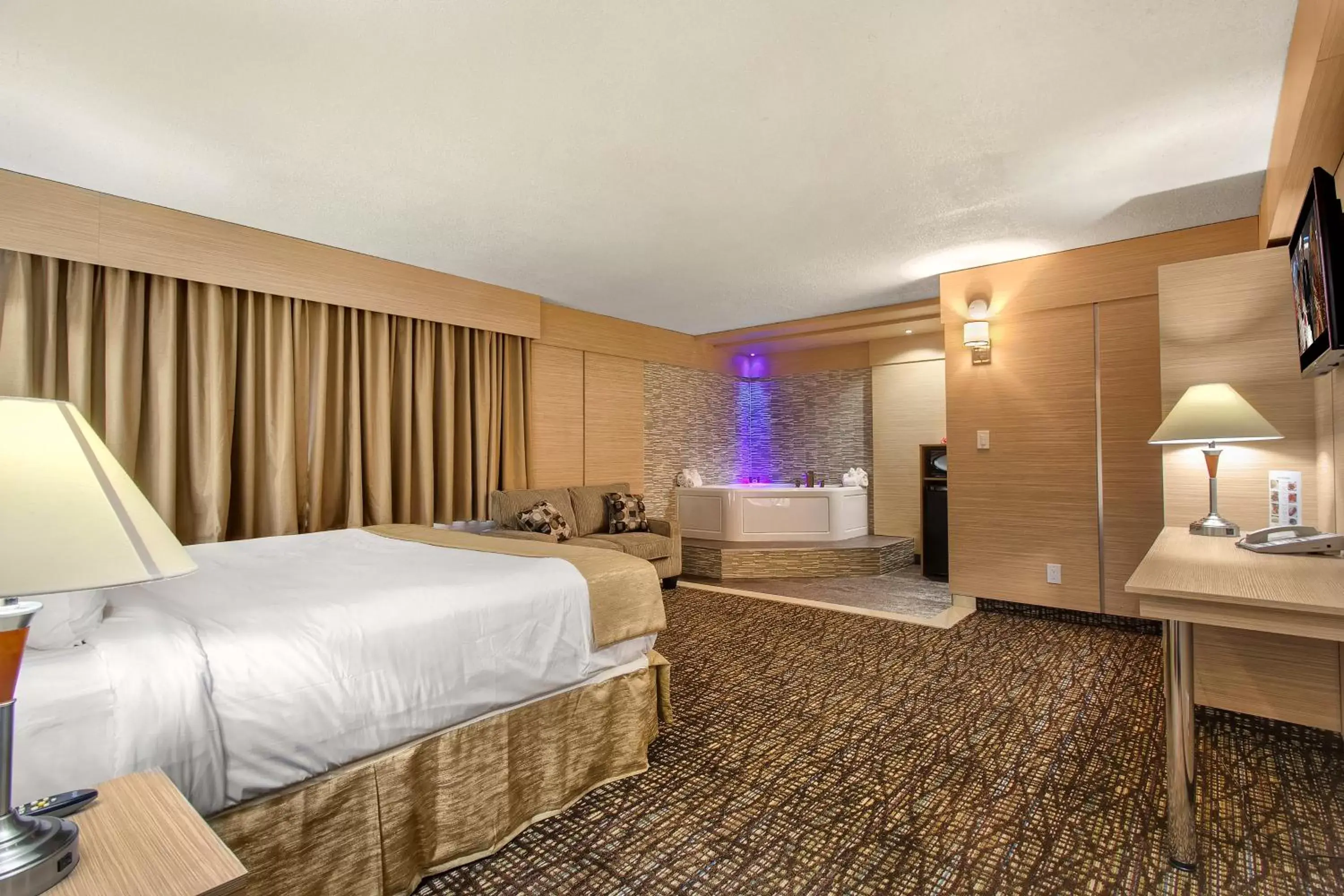 Honeymoon Suite with Spa Bath in Ocean Beach Palace Honeymoon Suite with Spa Bath in Ocean Beach Palace