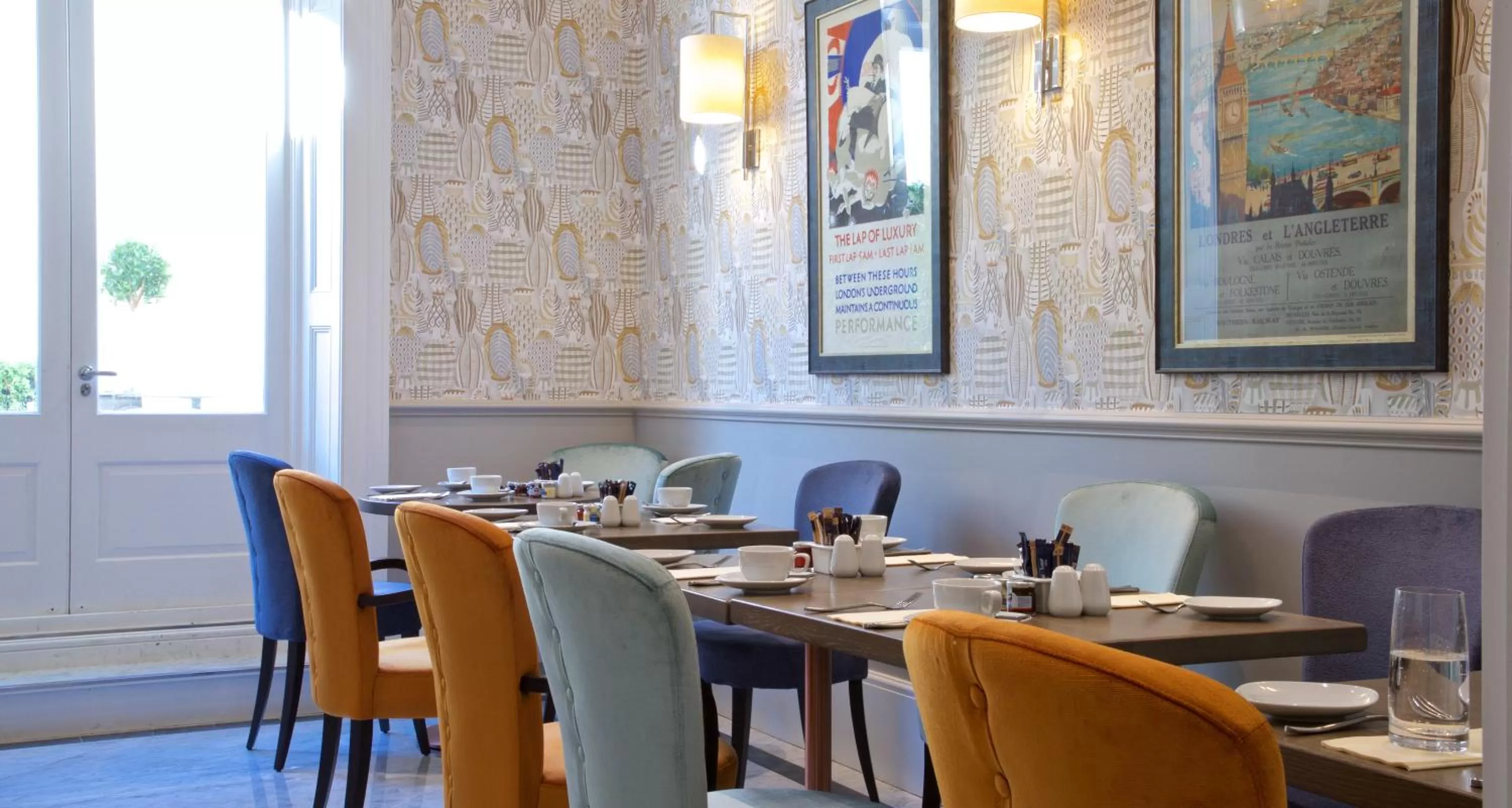 Restaurant/places to eat in 54 Queen's Gate Hotel