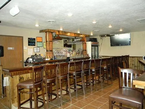 Lounge or bar in Boarders Inn & Suites by Cobblestone Hotels - Munising