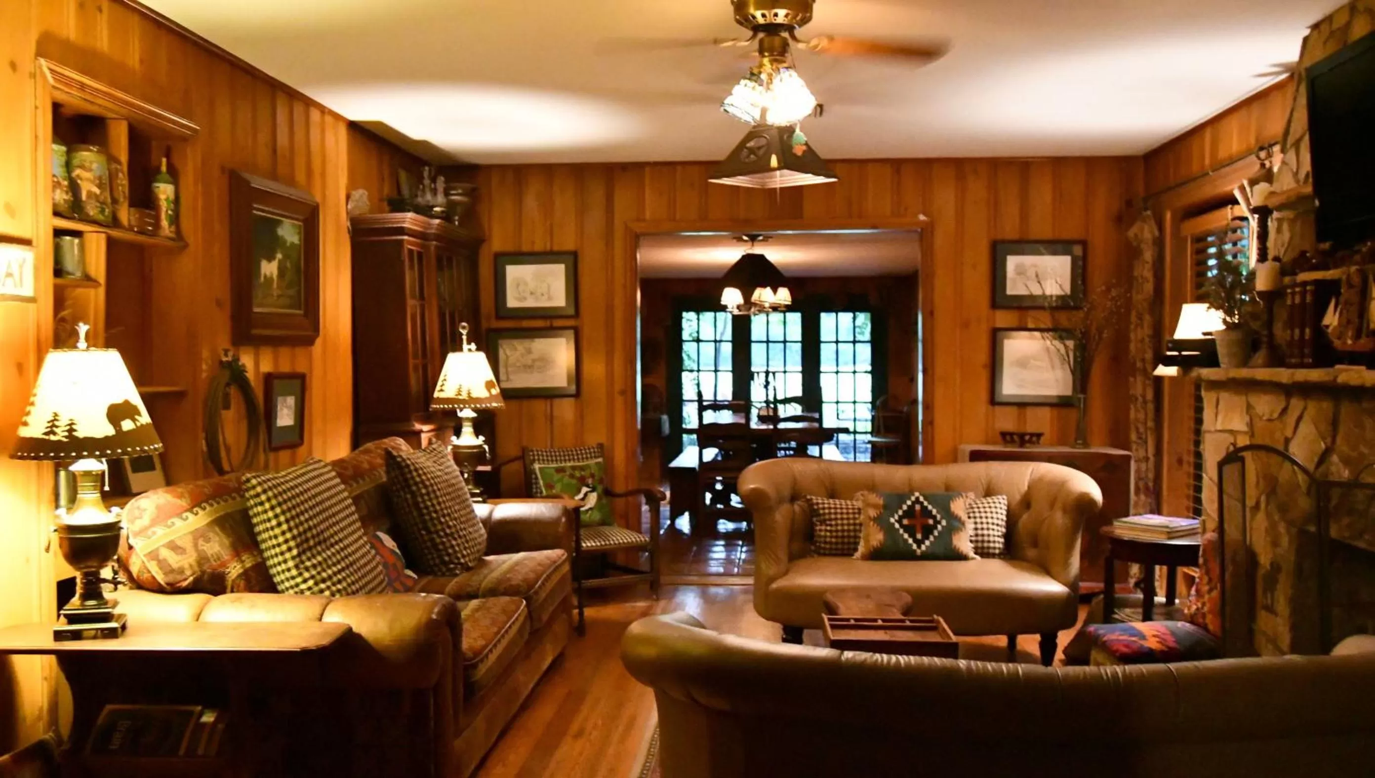 Seating area in Country Woods Inn