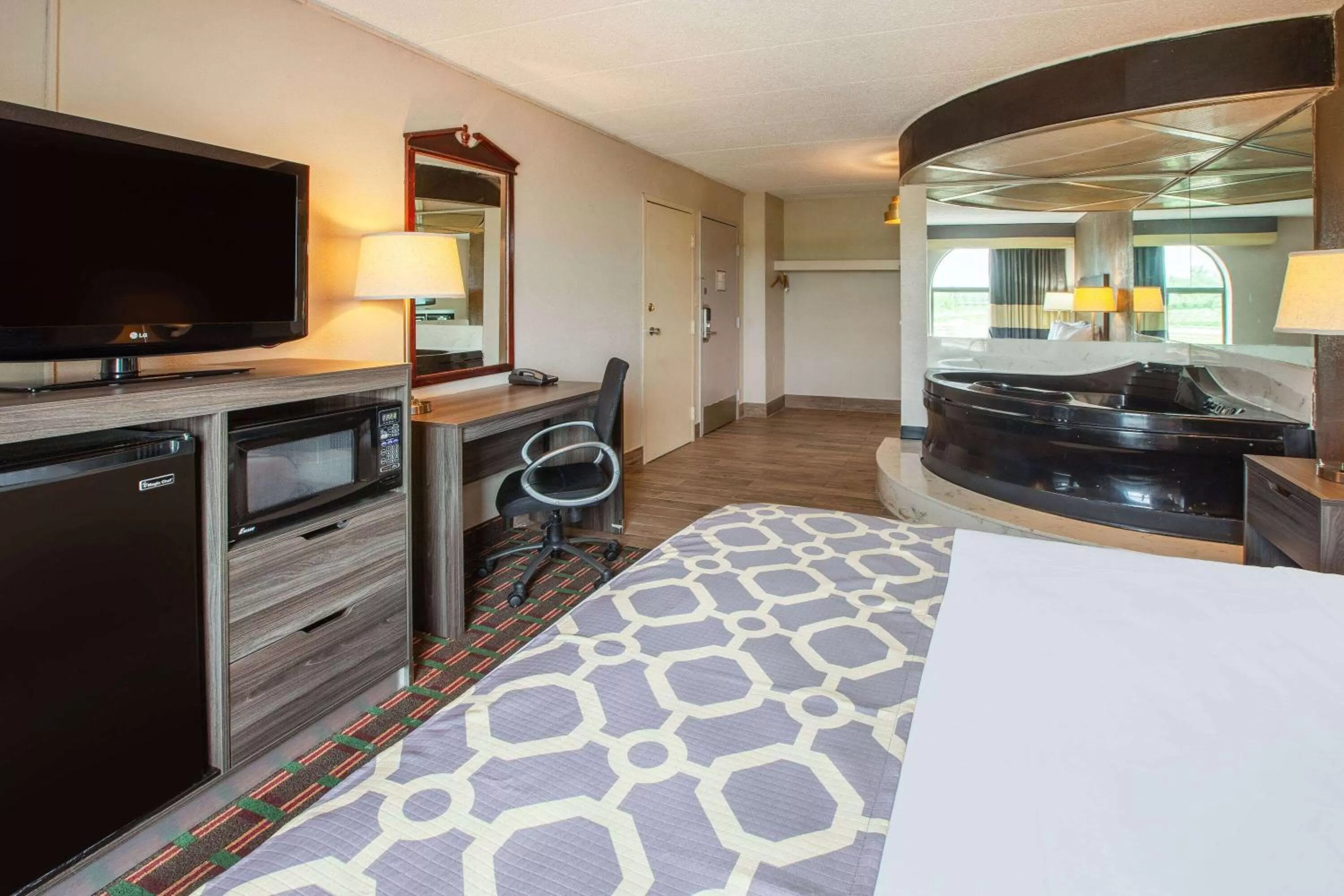 Hot Tub, Bed in Baymont by Wyndham Northwood