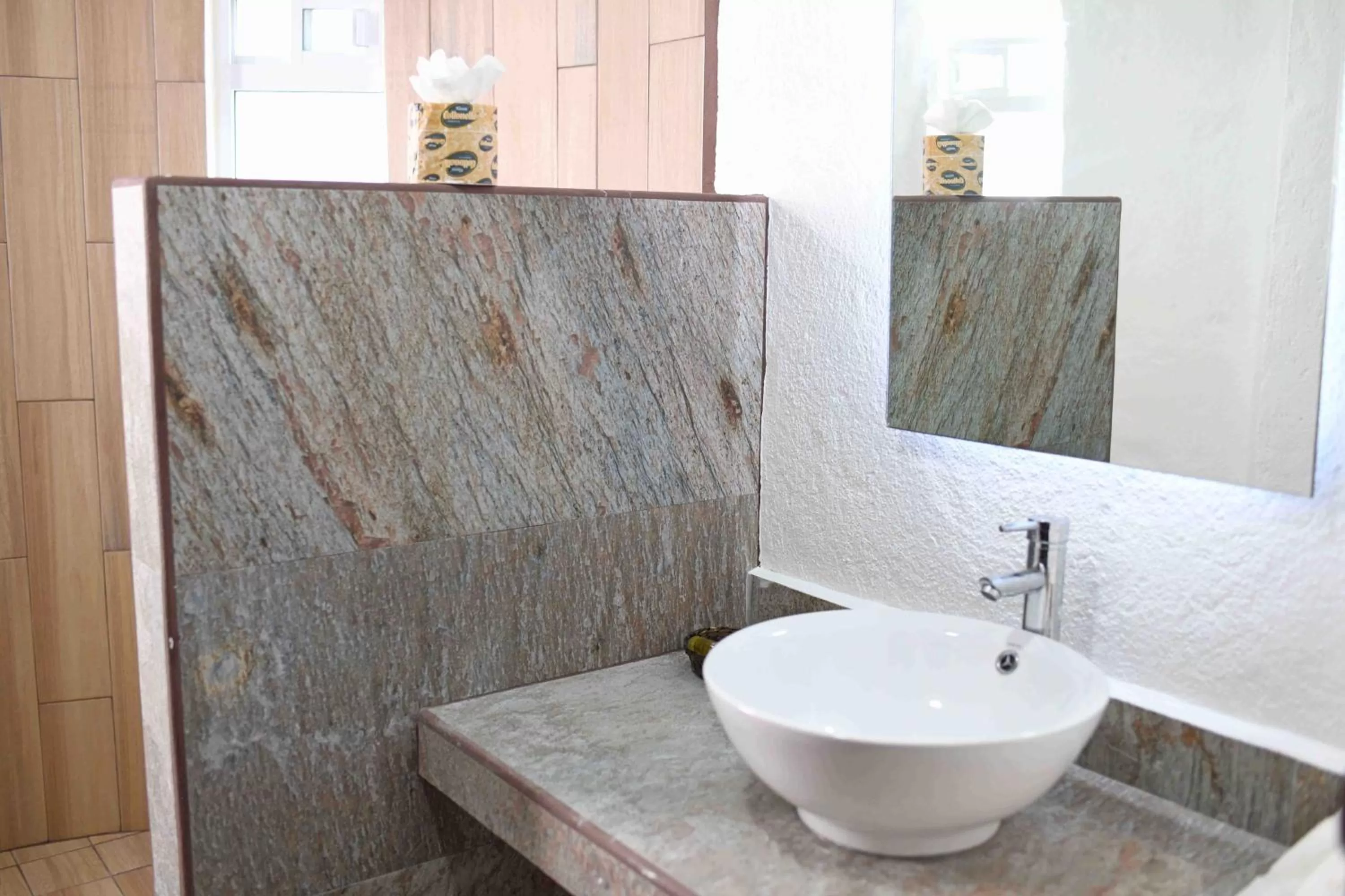 Shower in Petit Hotel Pilitas