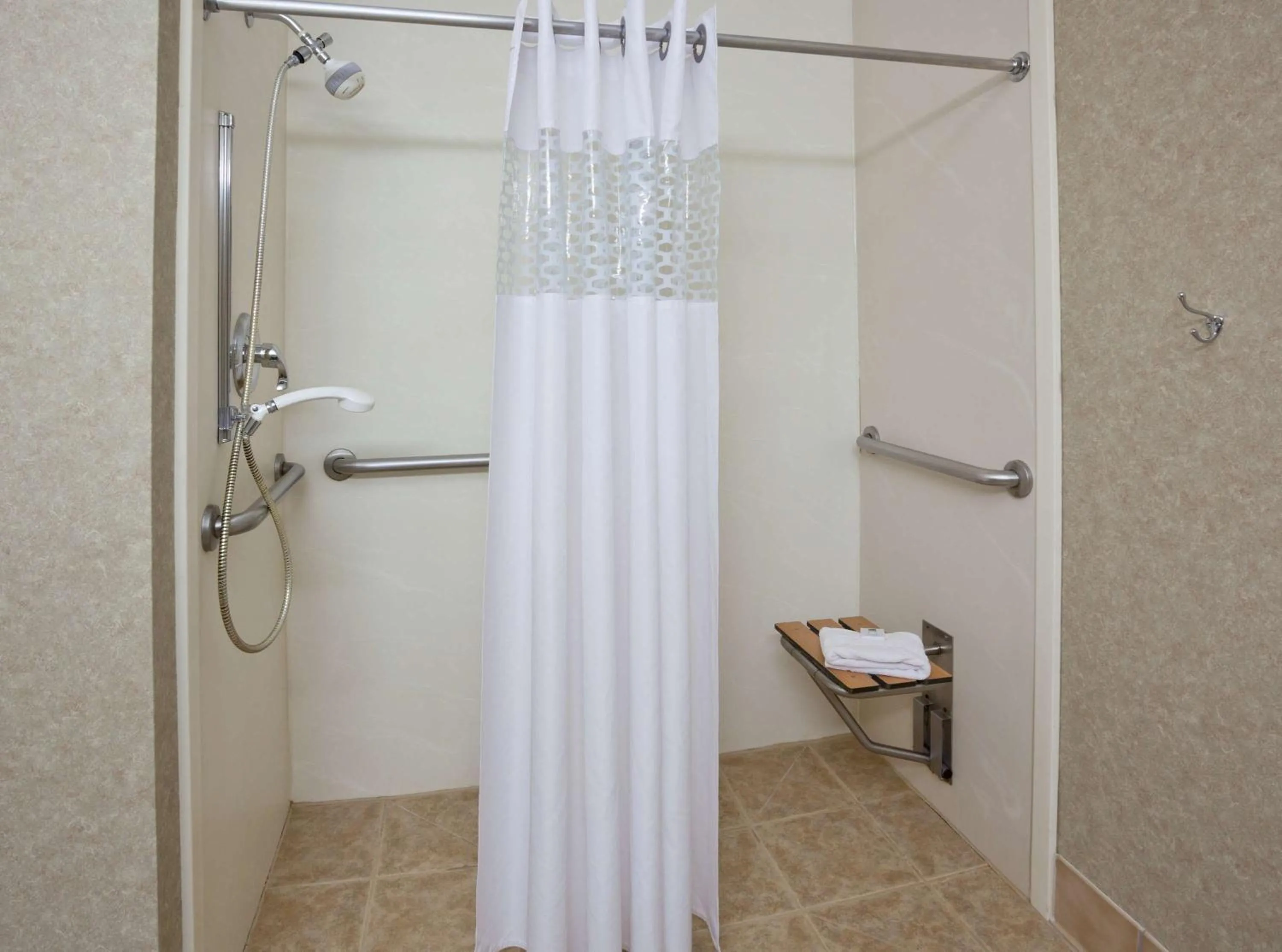 King Room with Roll-in Shower - Mobility Accessible/Non-Smoking in Hampton Inn Mitchell