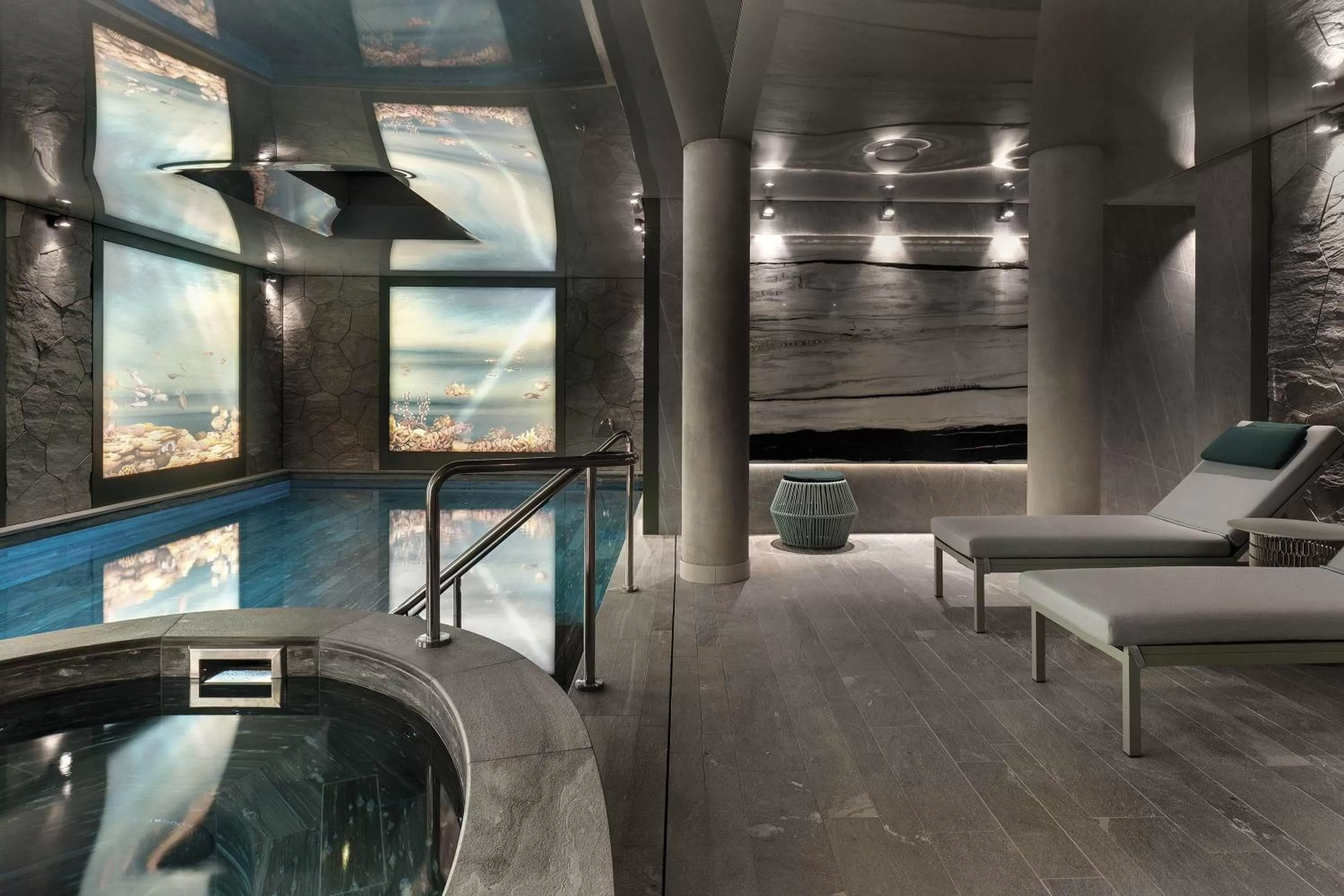 Swimming pool in La Demeure Montaigne