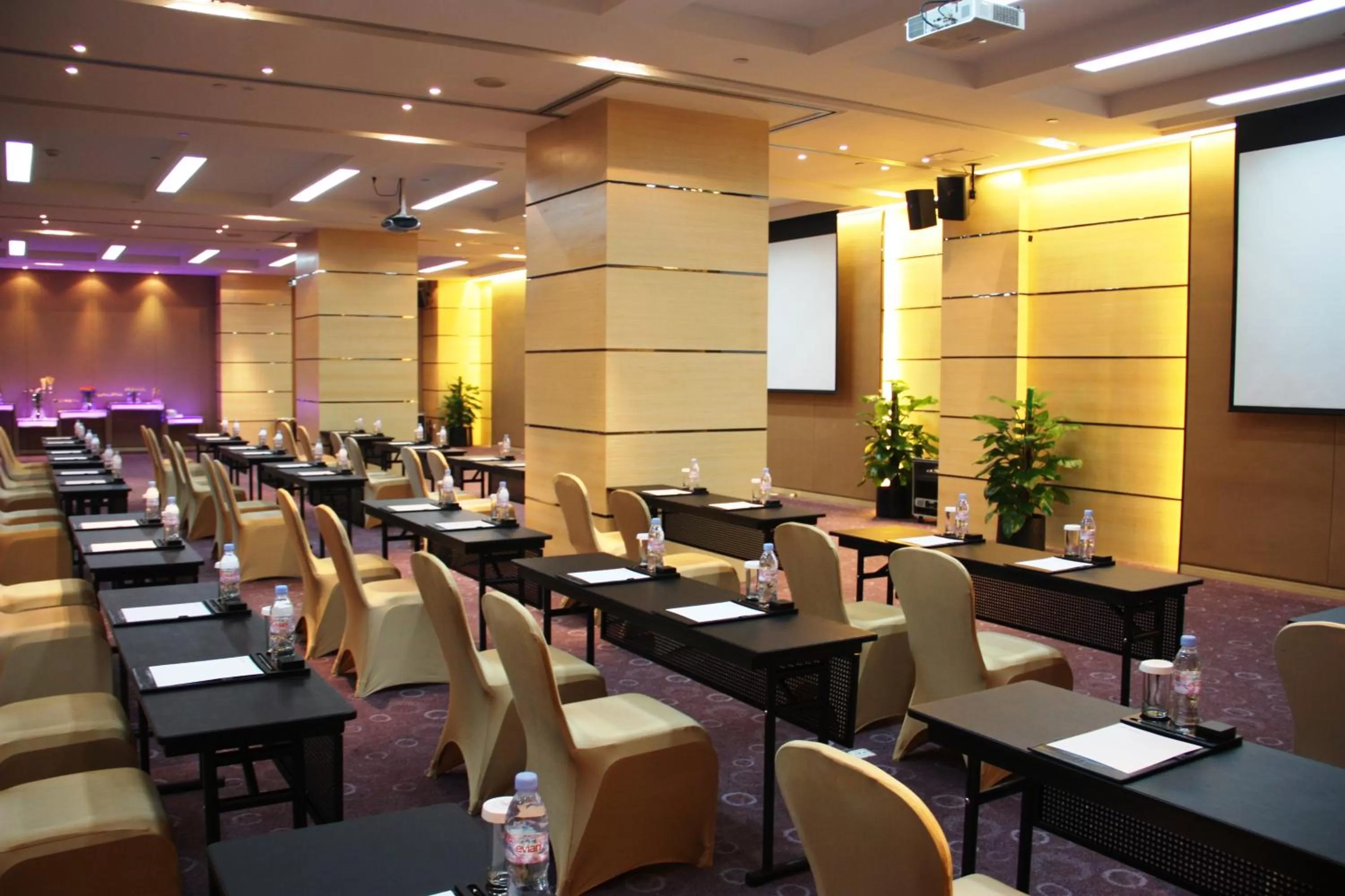 Business facilities in Jianguo Hotel Guangzhou