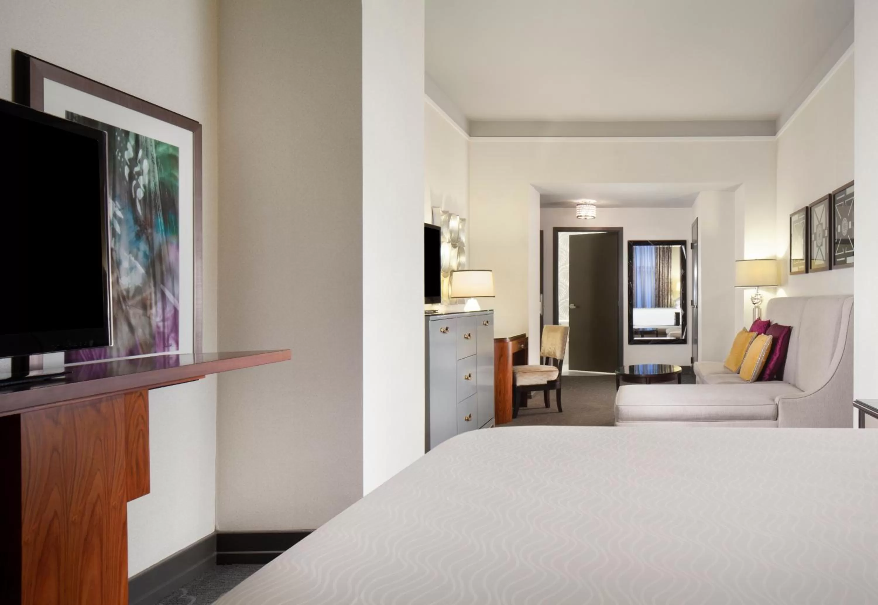 Photo of the whole room, Bed in Silversmith Hotel Chicago Downtown