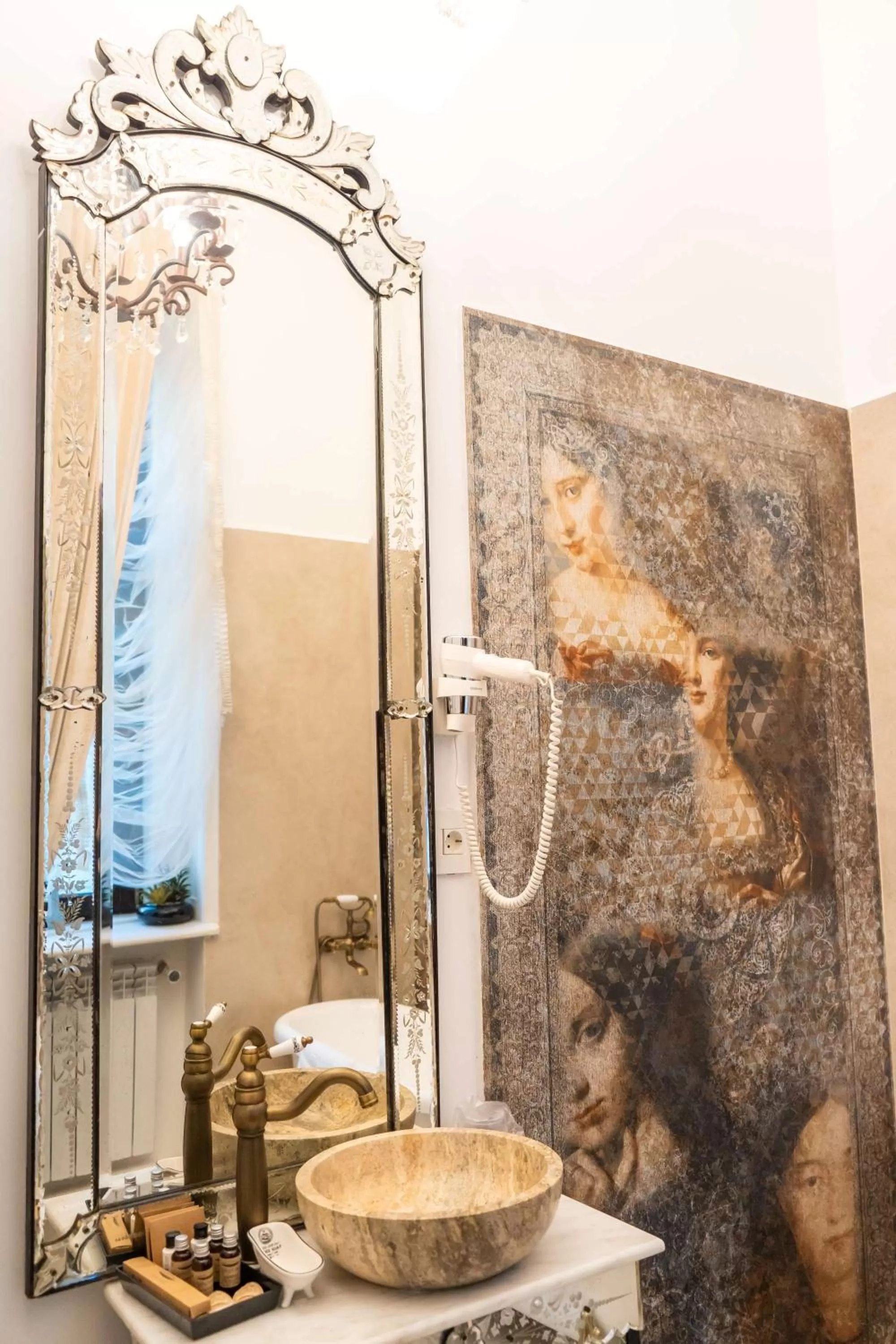 Toilet in Conacul Coroanei Luxury Boutique Hotel