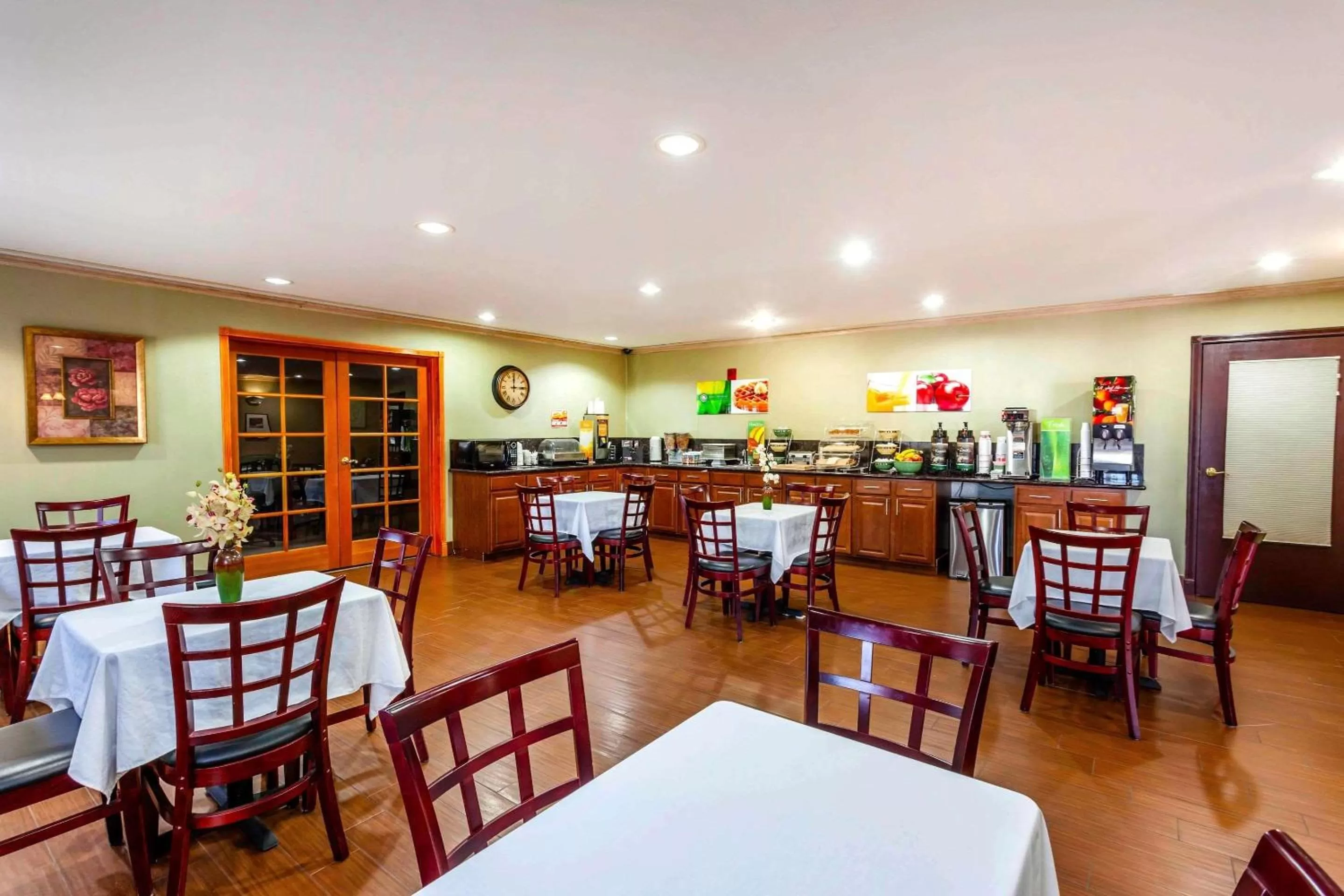 Restaurant/Places to Eat in Quality Inn Arlington