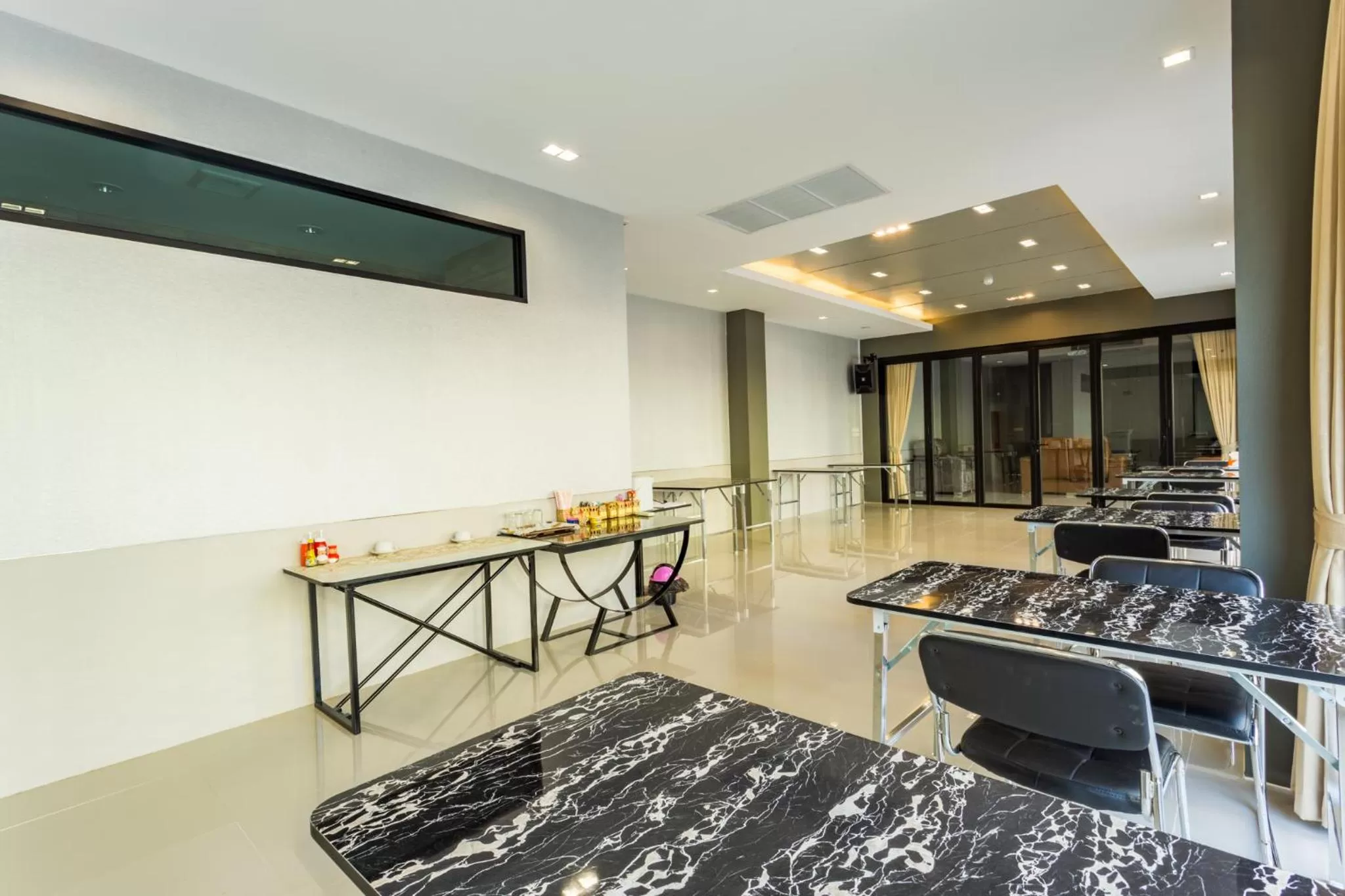 Restaurant/places to eat in Grand Inter Hotel