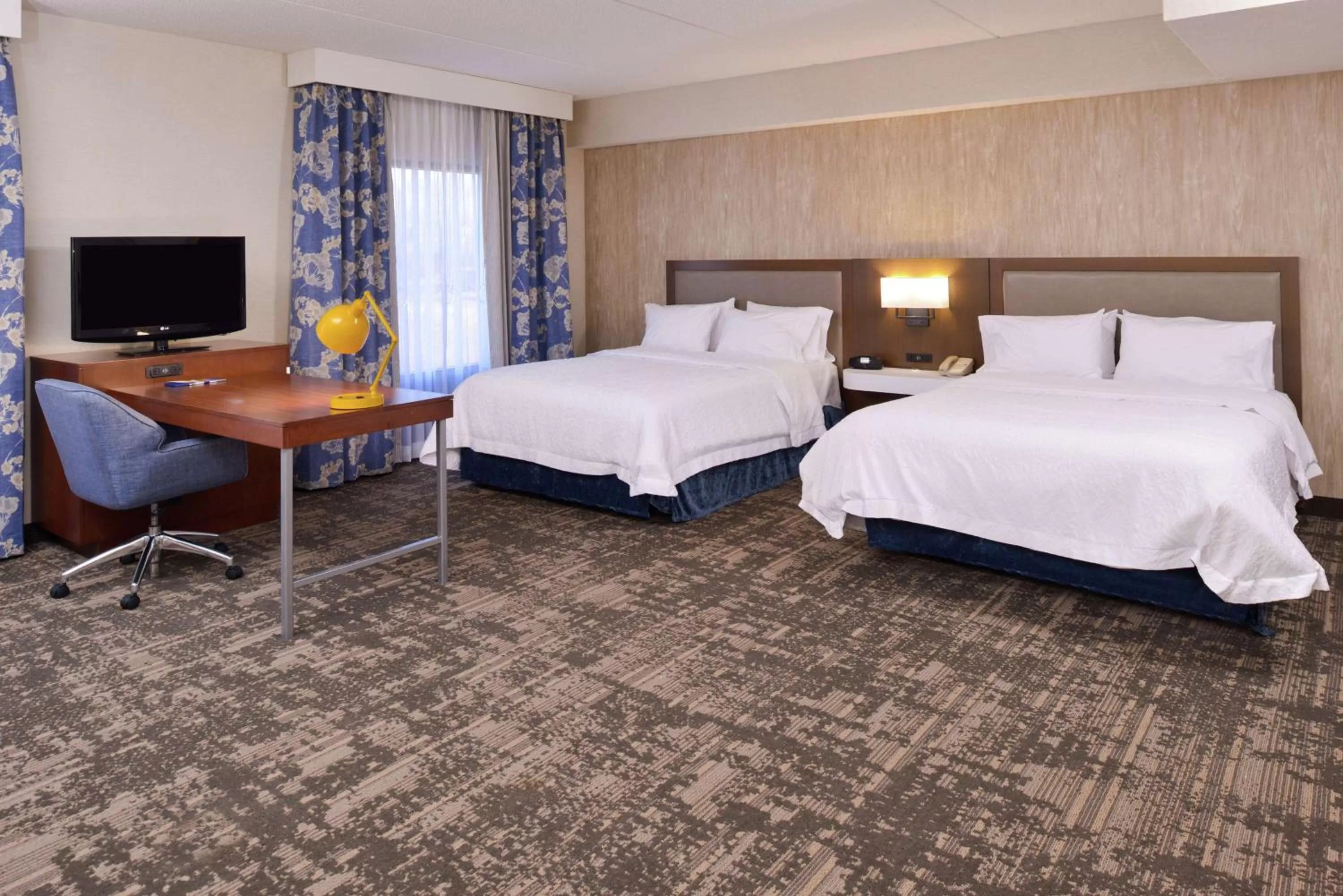 Bedroom, Bed in Hampton Inn & Suites Wilmington