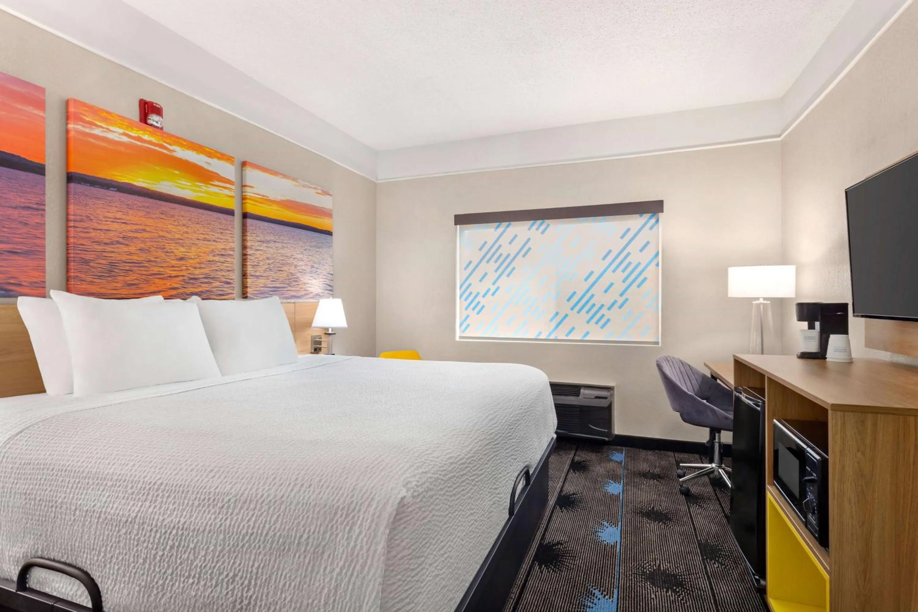 Bedroom, Bed in Days Inn by Wyndham Kansas City International Airport
