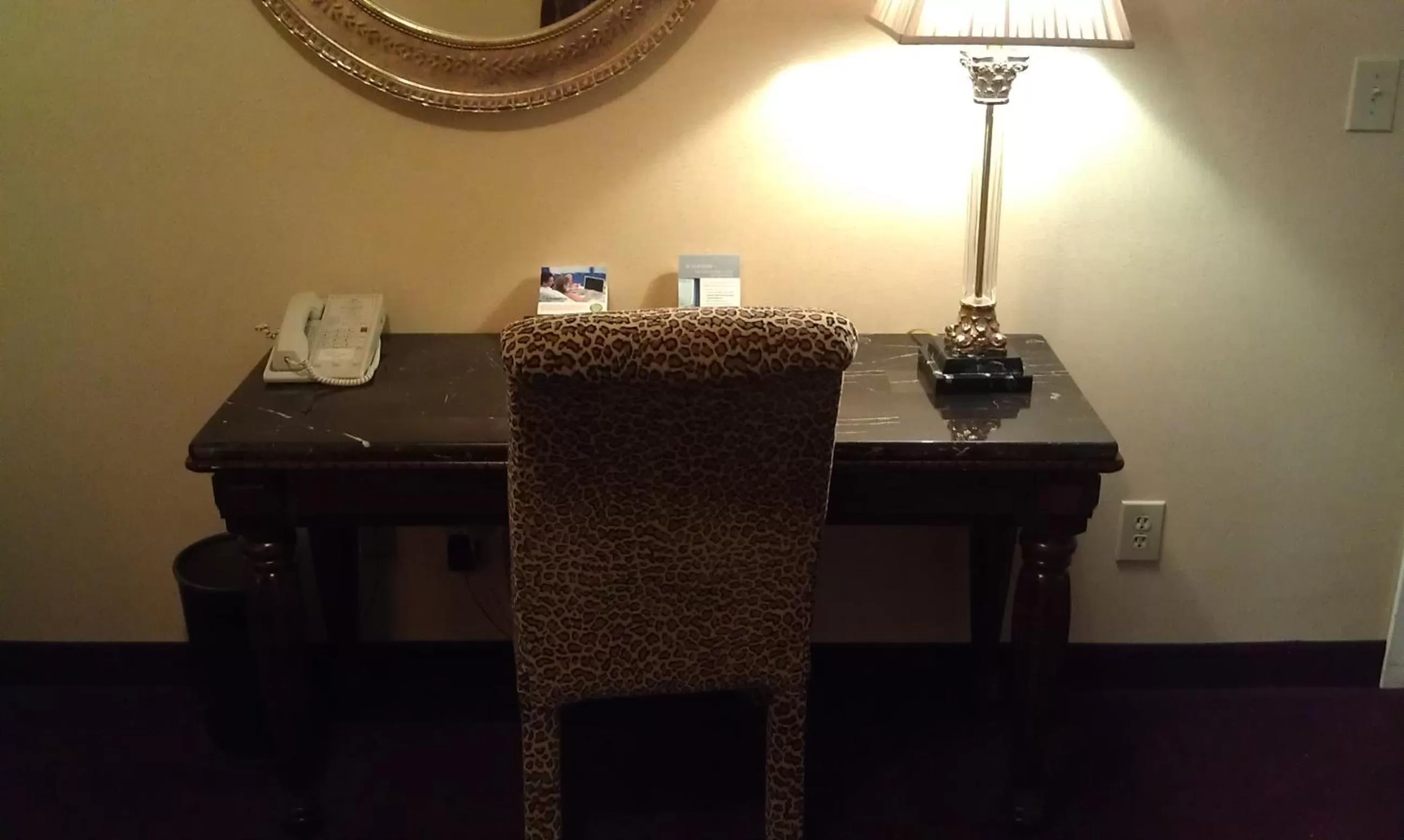 Seating area in Roosevelt Inn & Suites Saratoga Springs