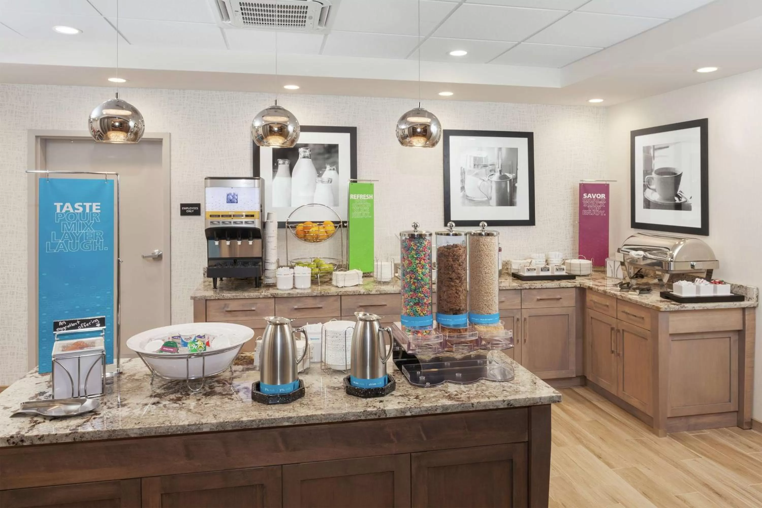Dining area in Hampton Inn & Suites Rocky Hill - Hartford South