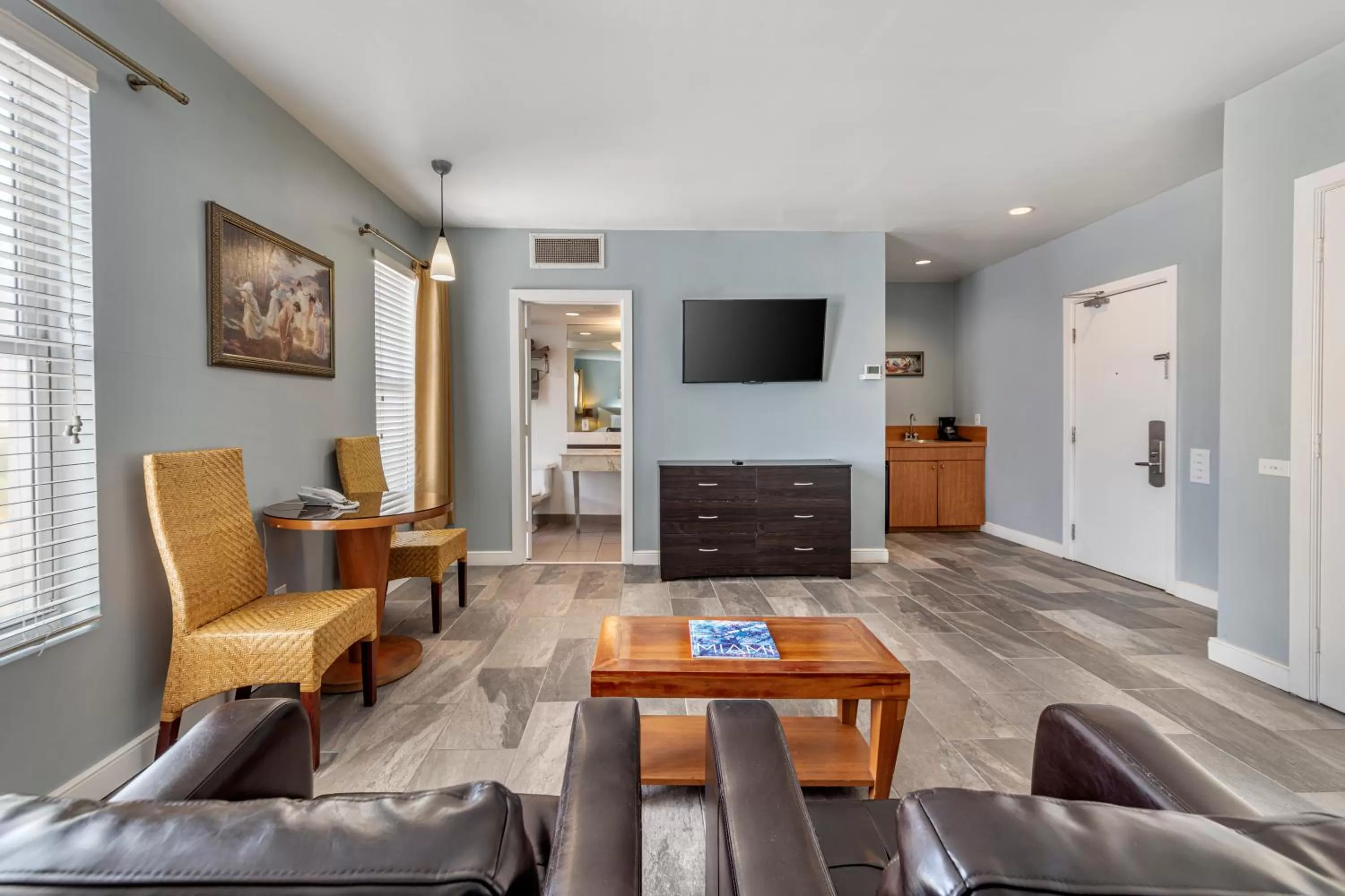 Seating Area in La Flora by LuxUrban