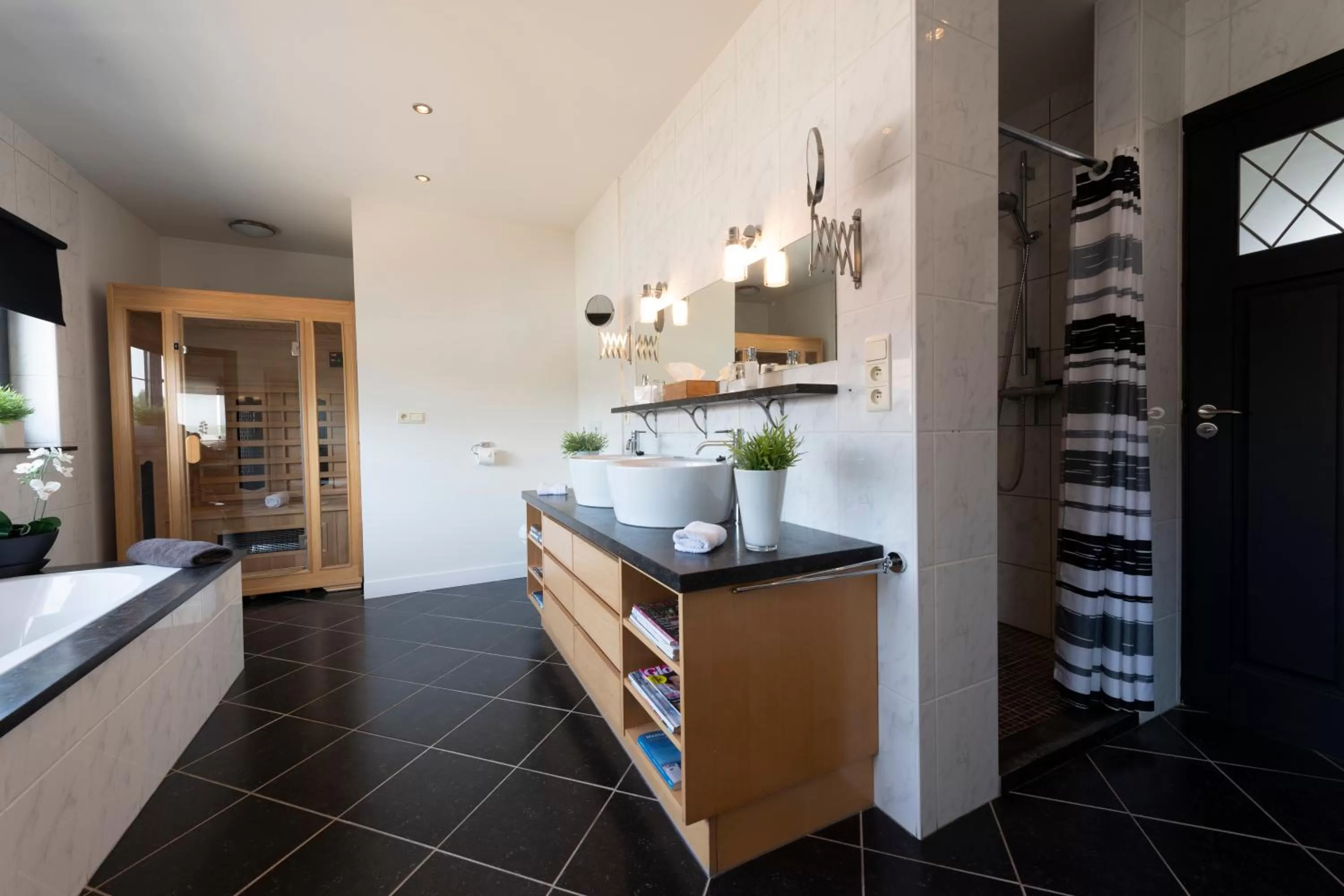 Bathroom, Kitchen/Kitchenette in B&B Montenakerhof