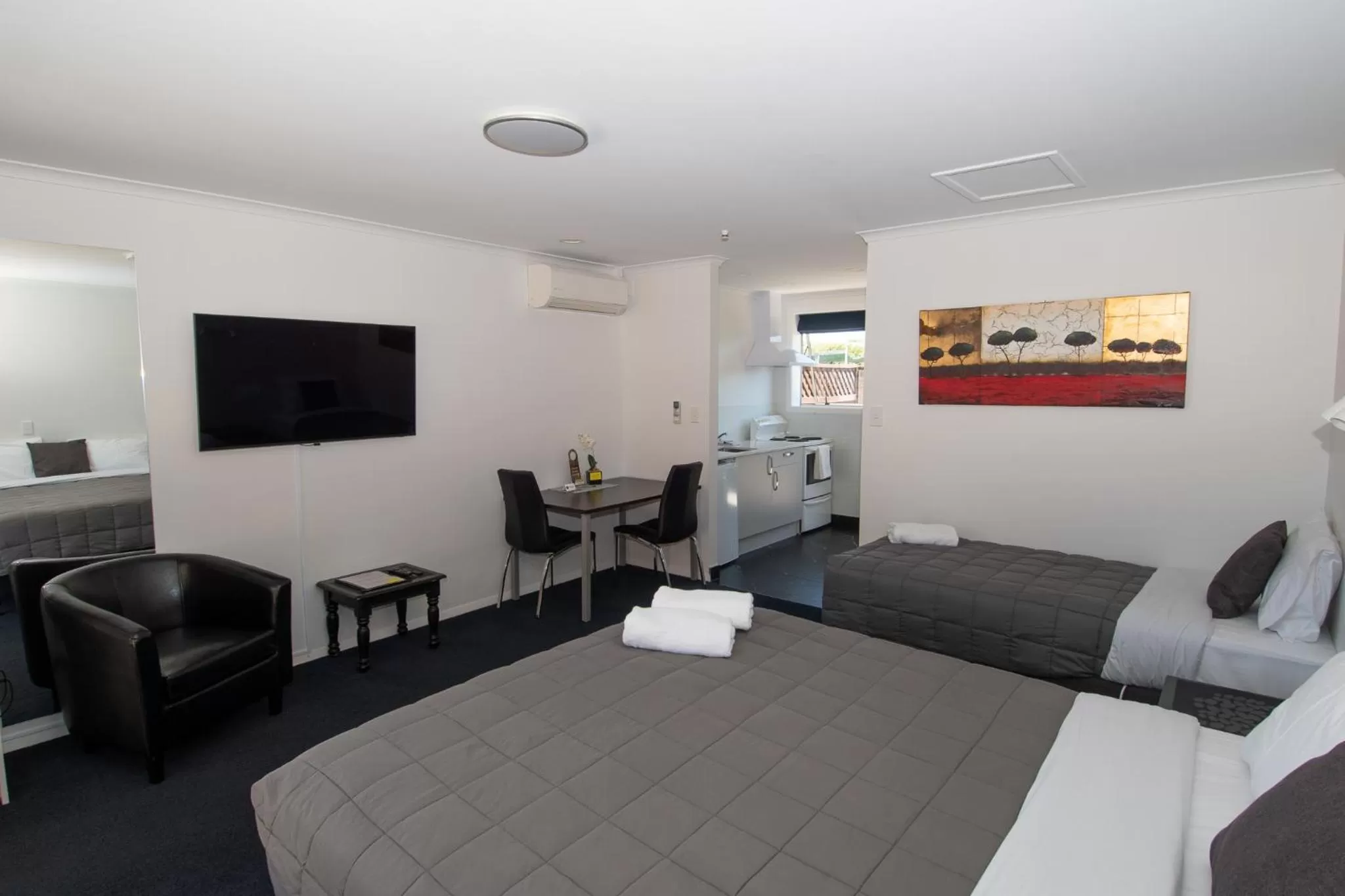 Bedroom in Middle Park Motel