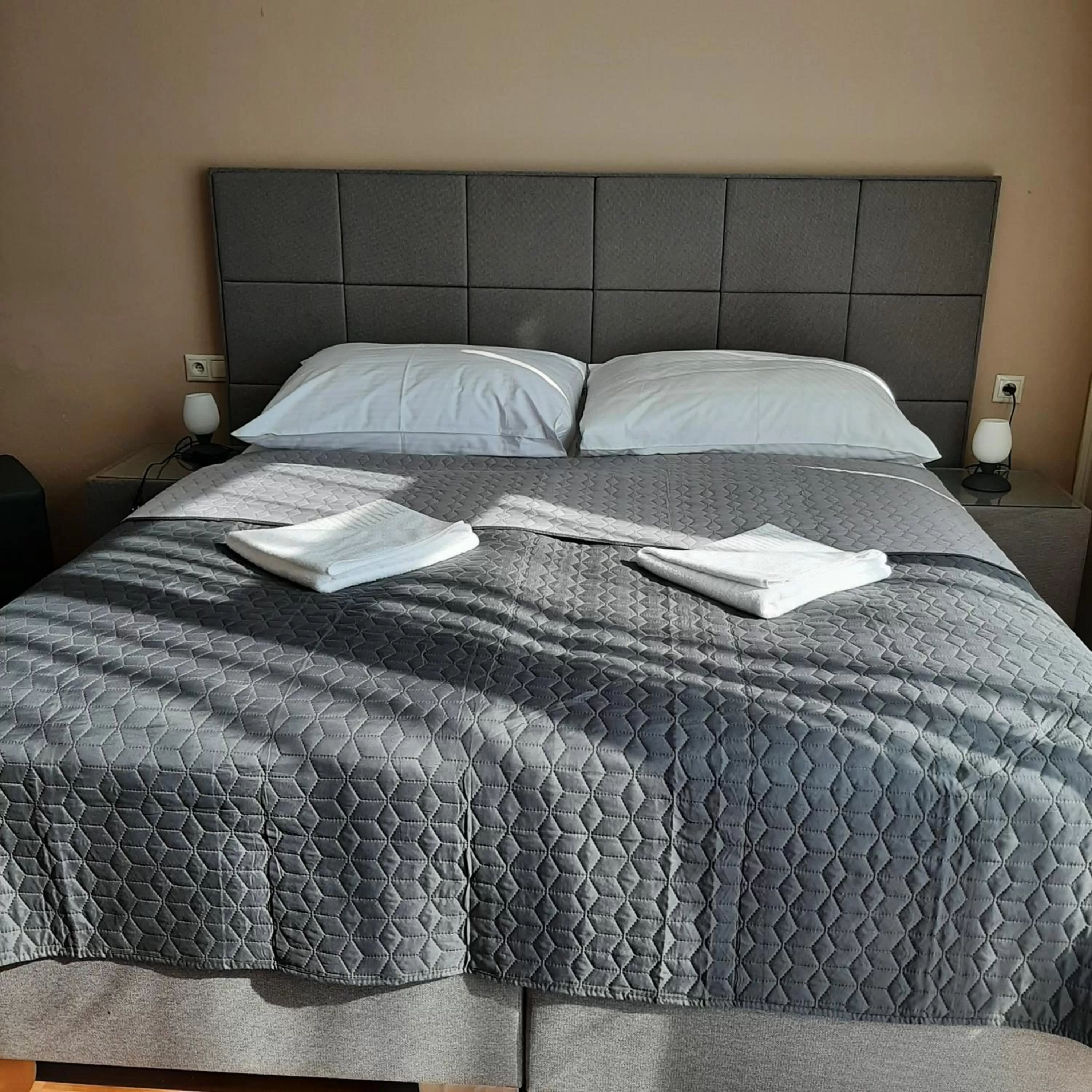 Living room, Bed in garni Hotel S.O.G.* * *