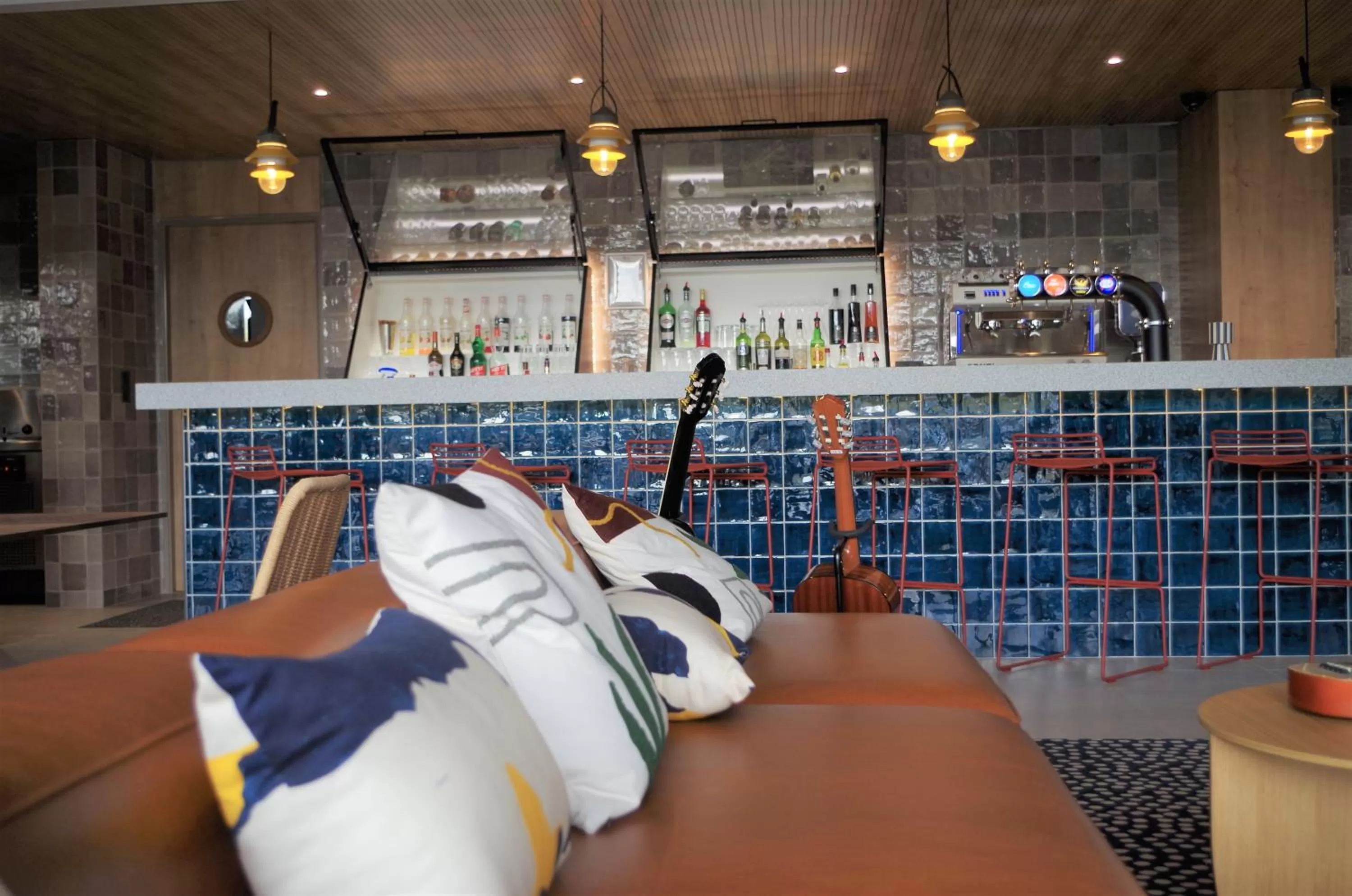 Lounge or bar in Ibis Lunel Petite Camargue