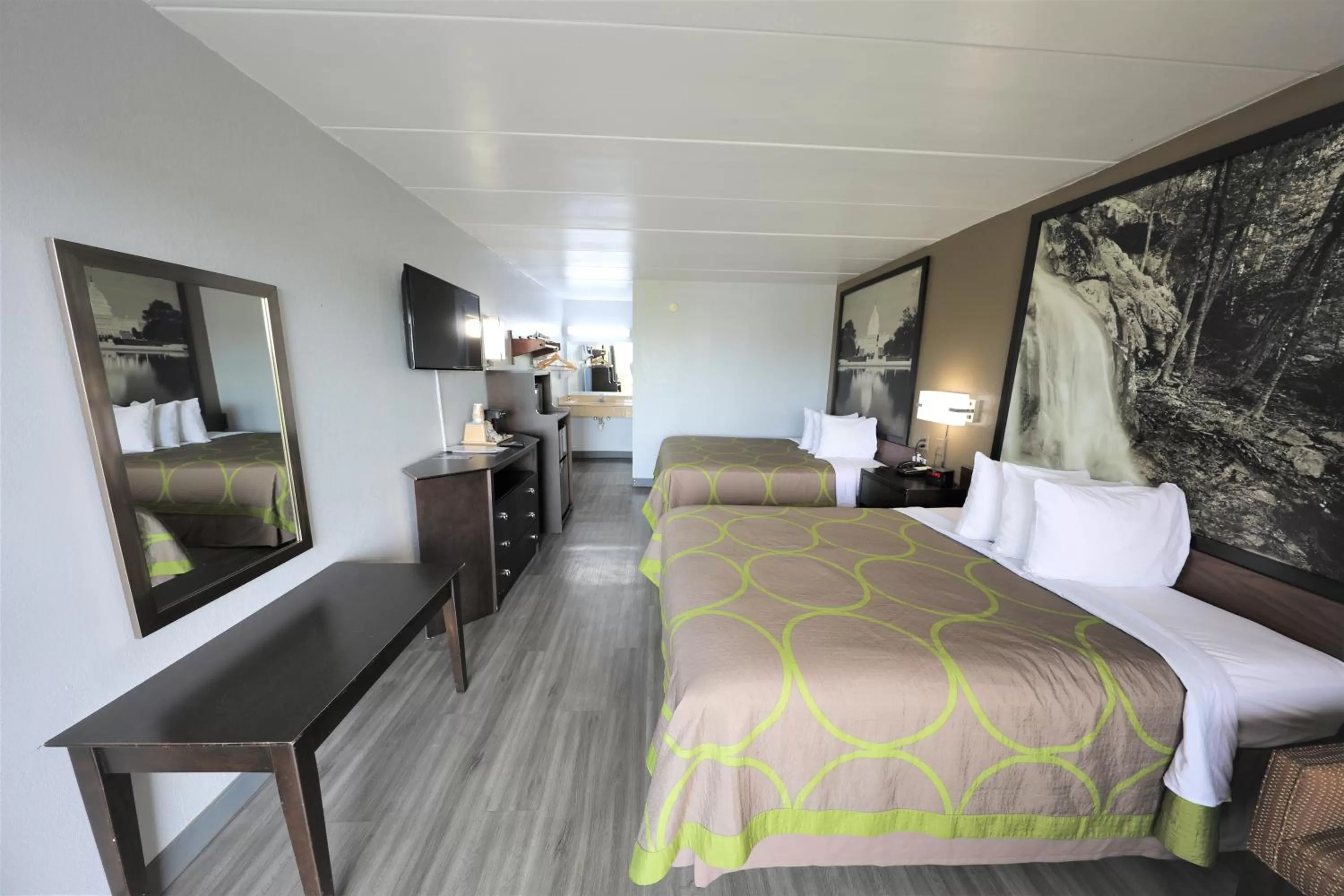 Bedroom, Bed in Super 8 by Wyndham Manassas