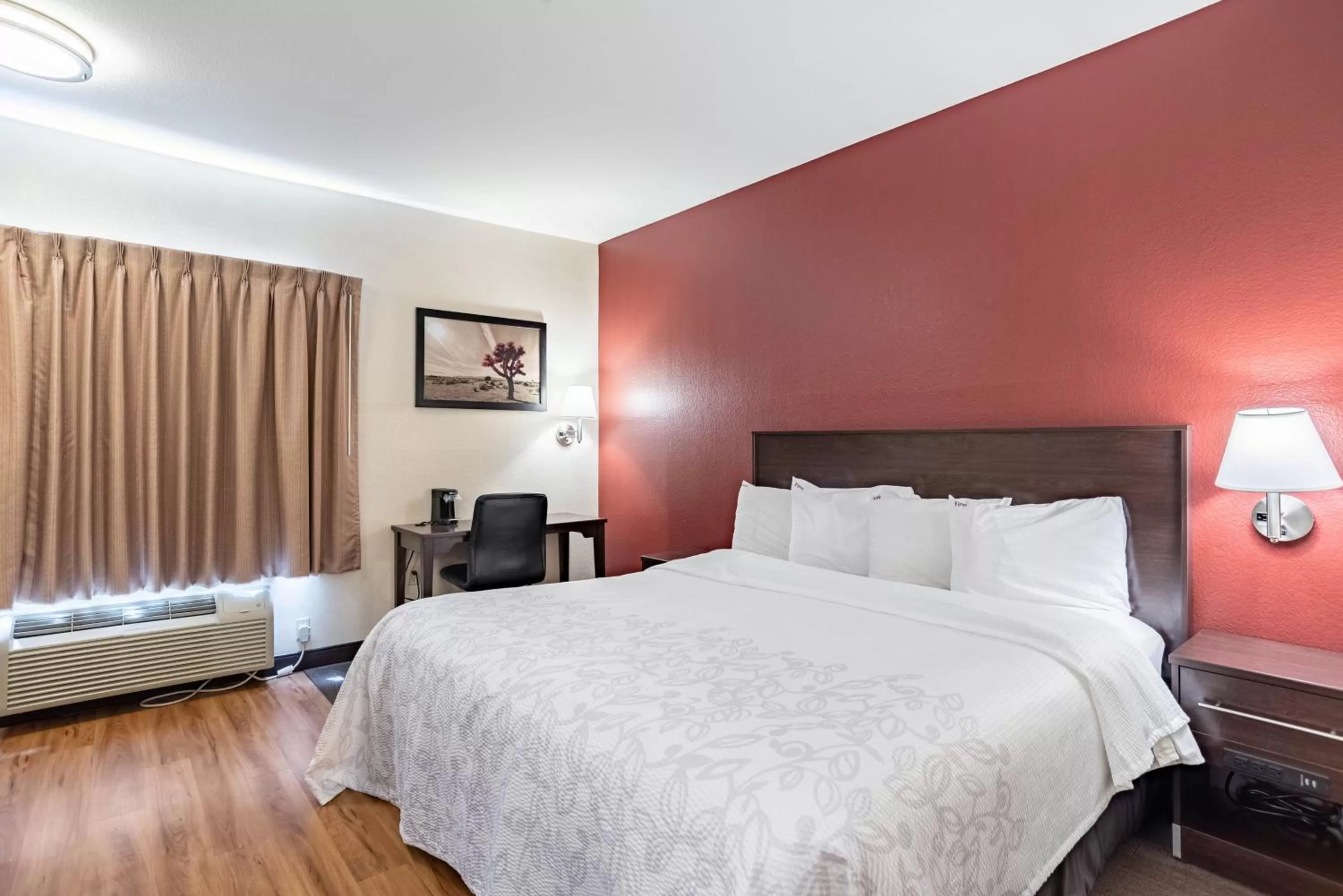 Photo of the whole room, Bed in Red Roof Inn PLUS+ Tempe - Phoenix Airport
