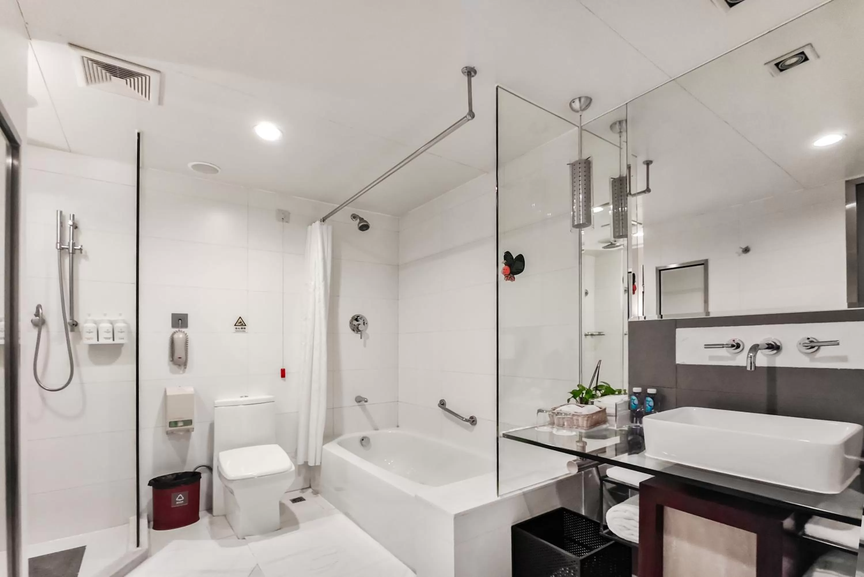 Bathroom in The Pavilion Century Tower (Huaqiang NorthBusiness Zone)