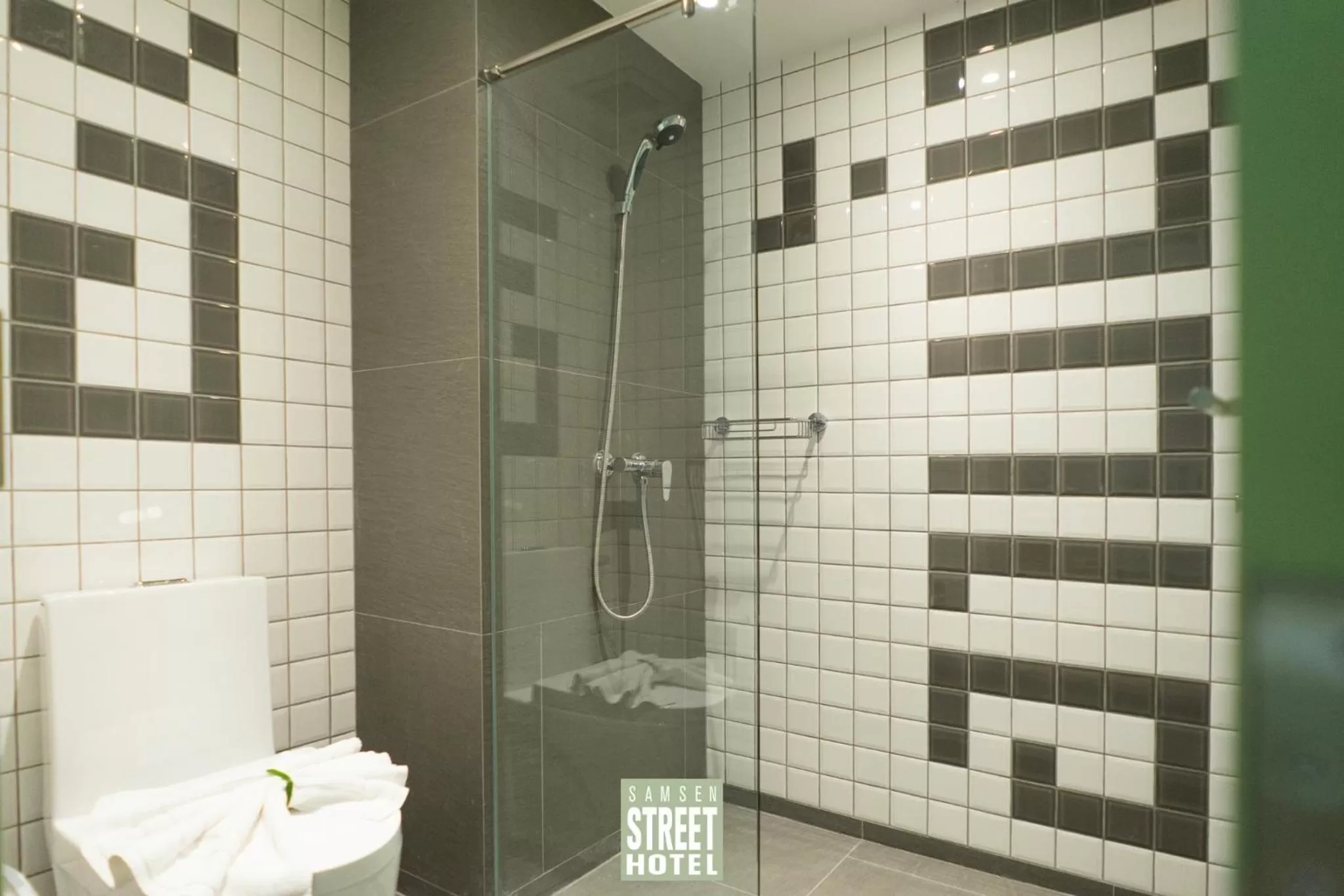 Shower in Samsen Street Hotel