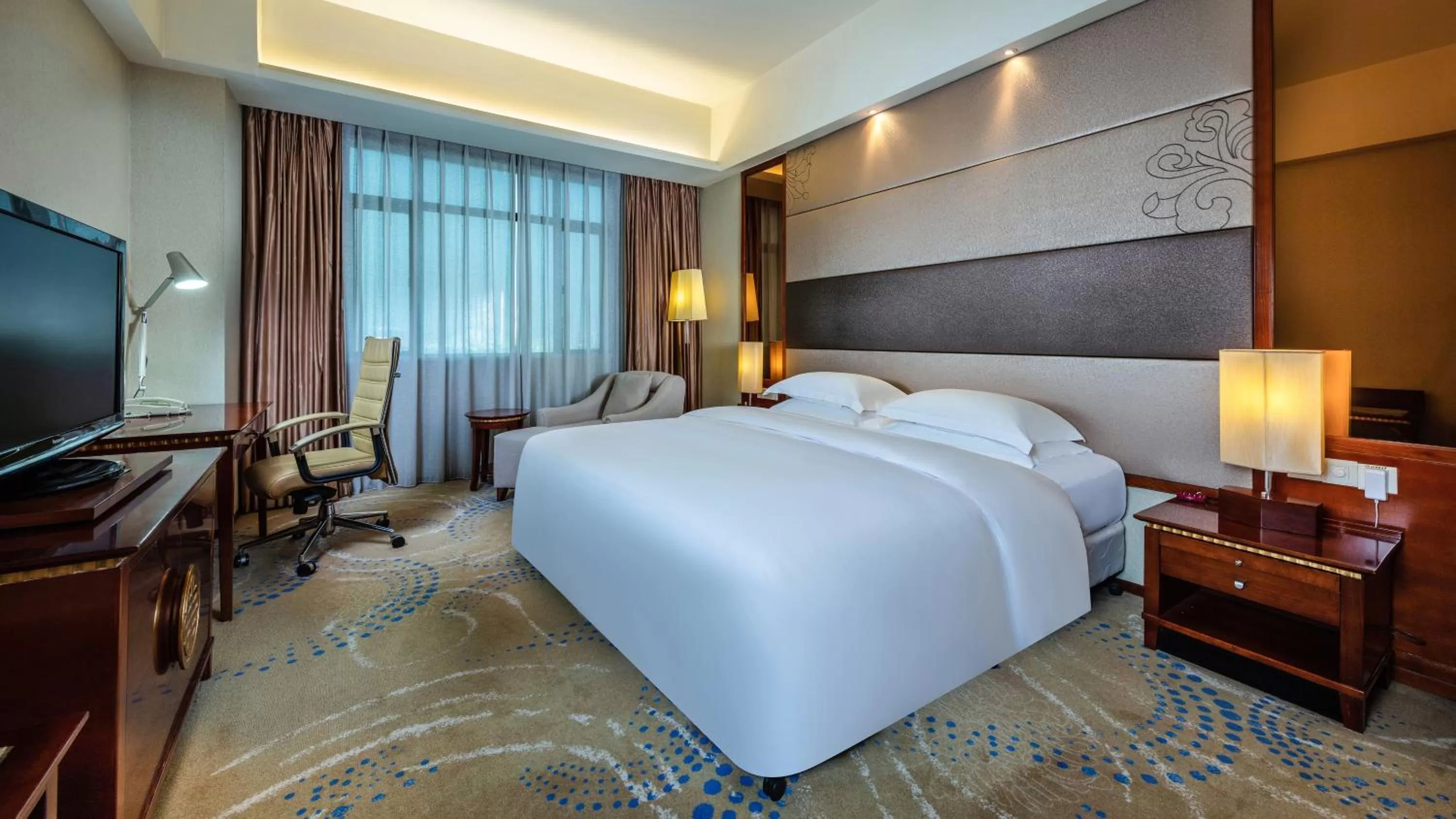 Photo of the whole room, Bed in Crowne Plaza Foshan by IHG