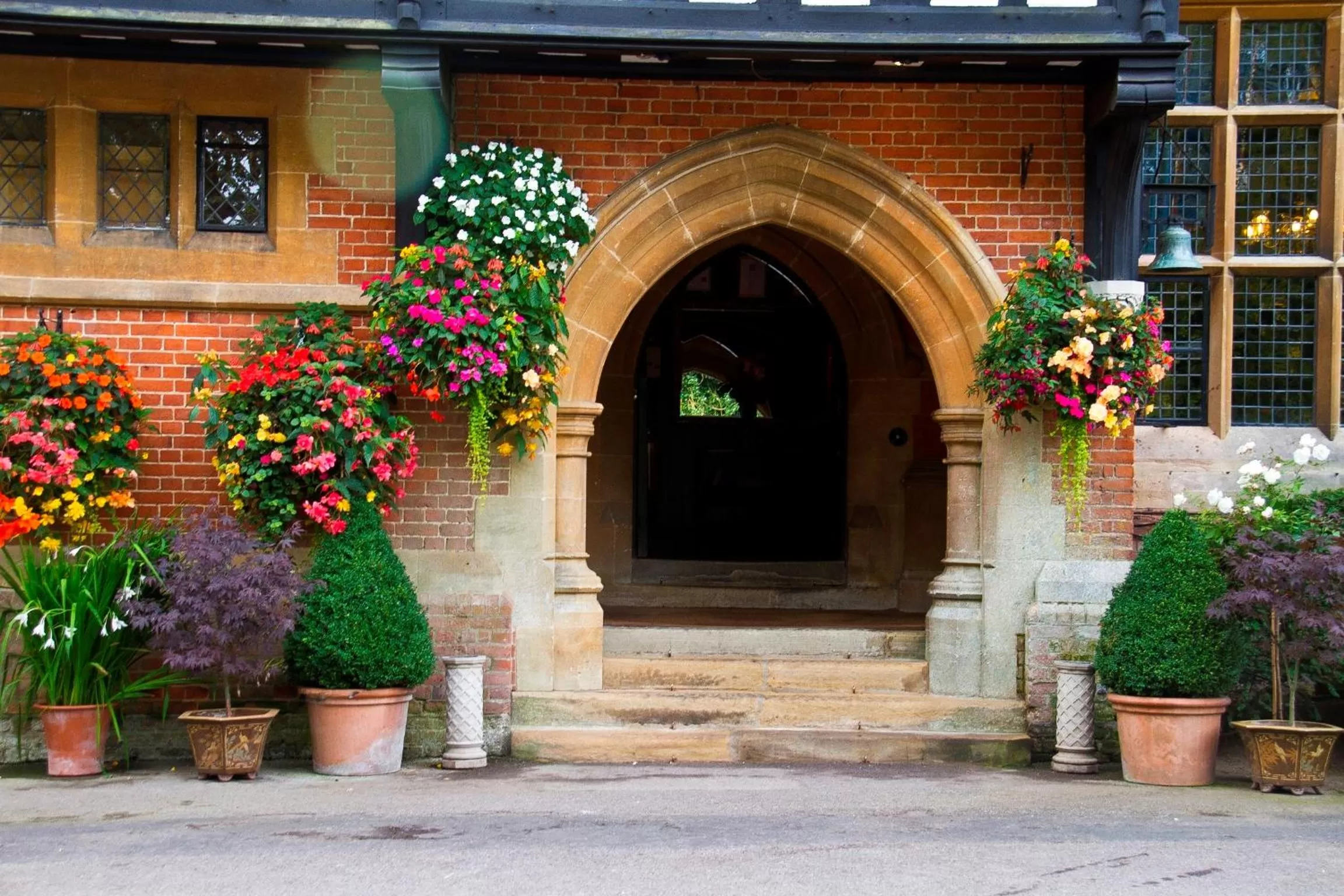 Facade/entrance in Best Western PLUS Grim's Dyke Hotel