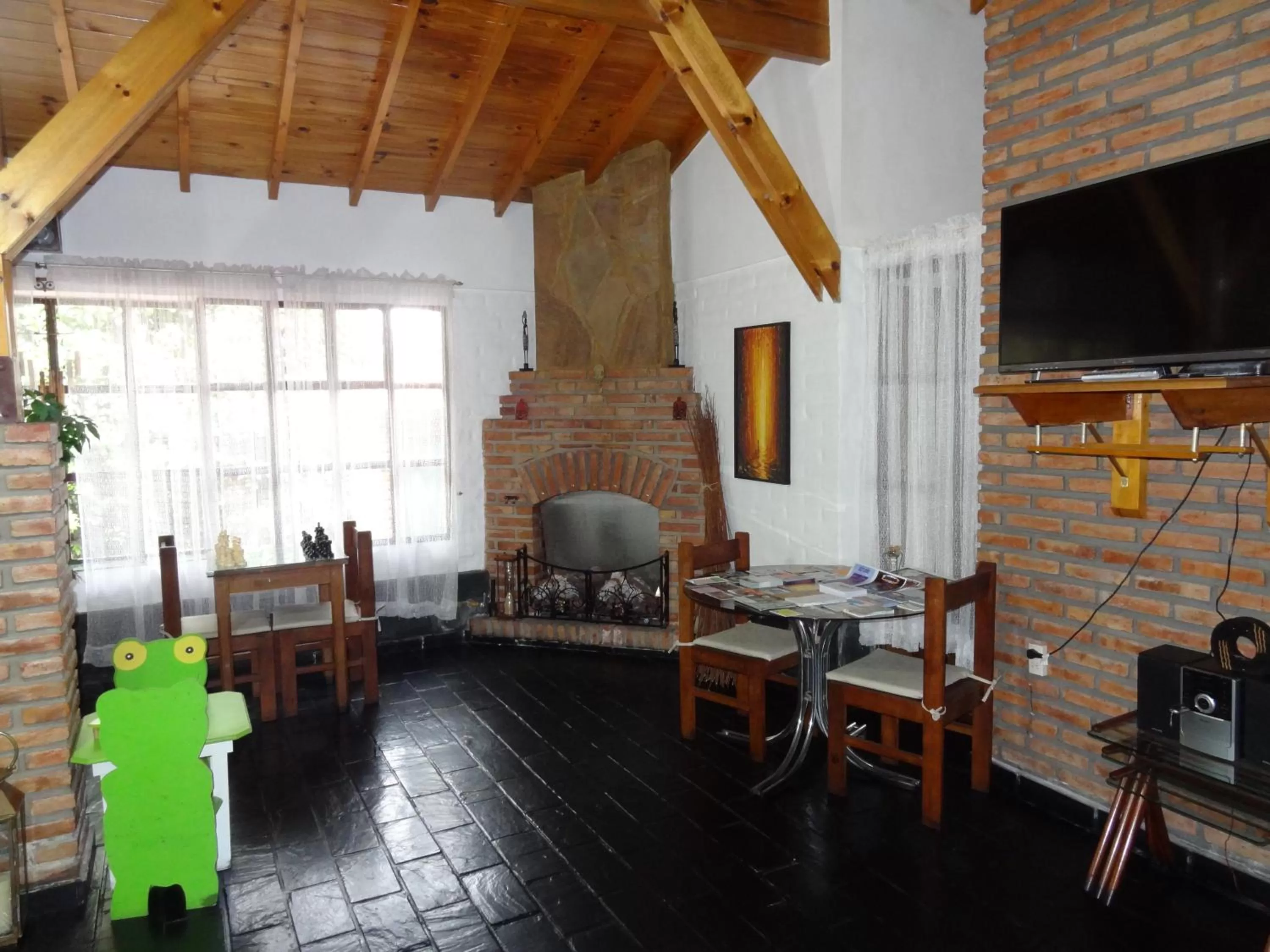 Communal lounge/ TV room in Hostería Lida