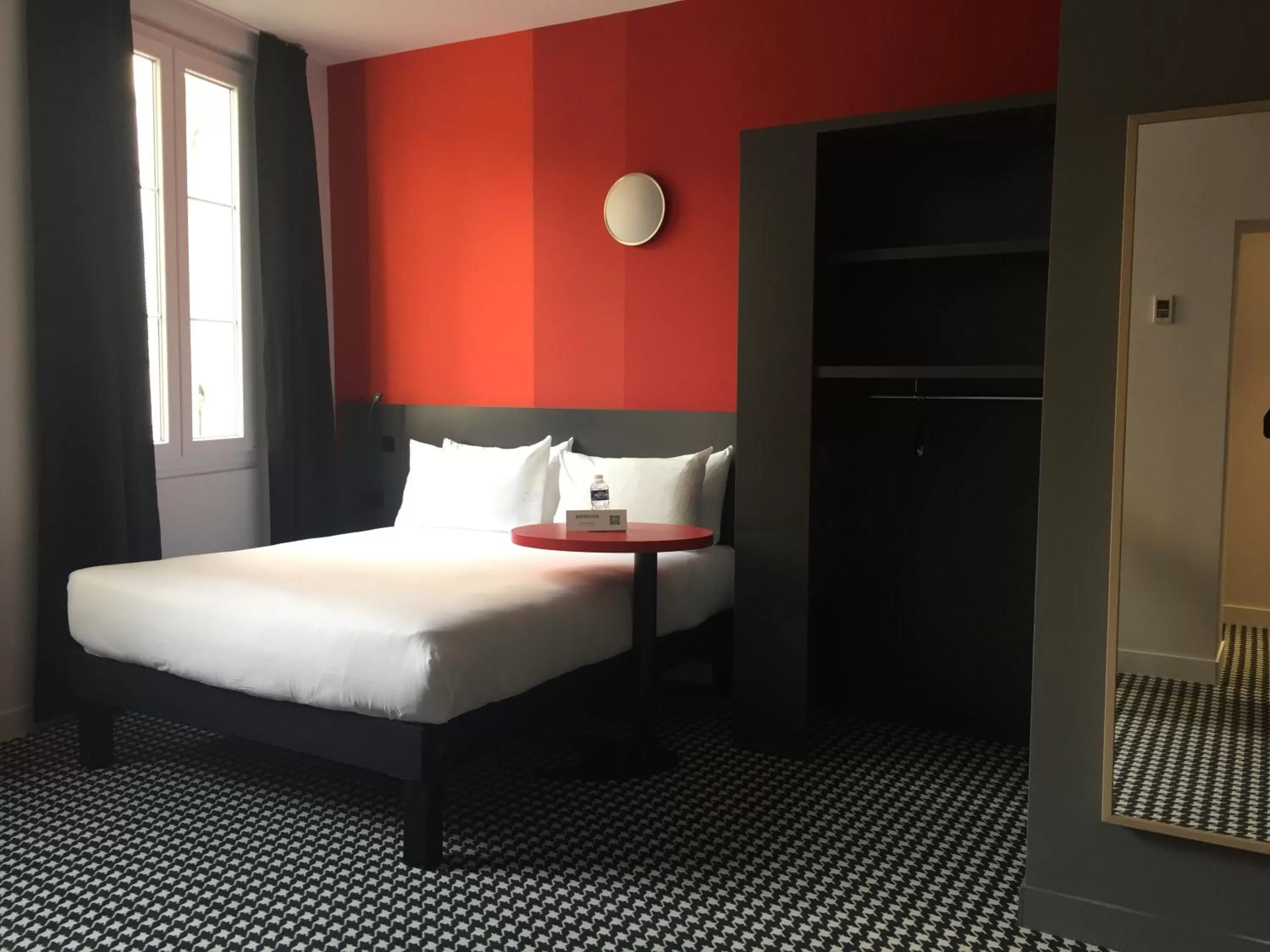 Photo of the whole room, Bed in ibis Styles Marseille Vieux Port