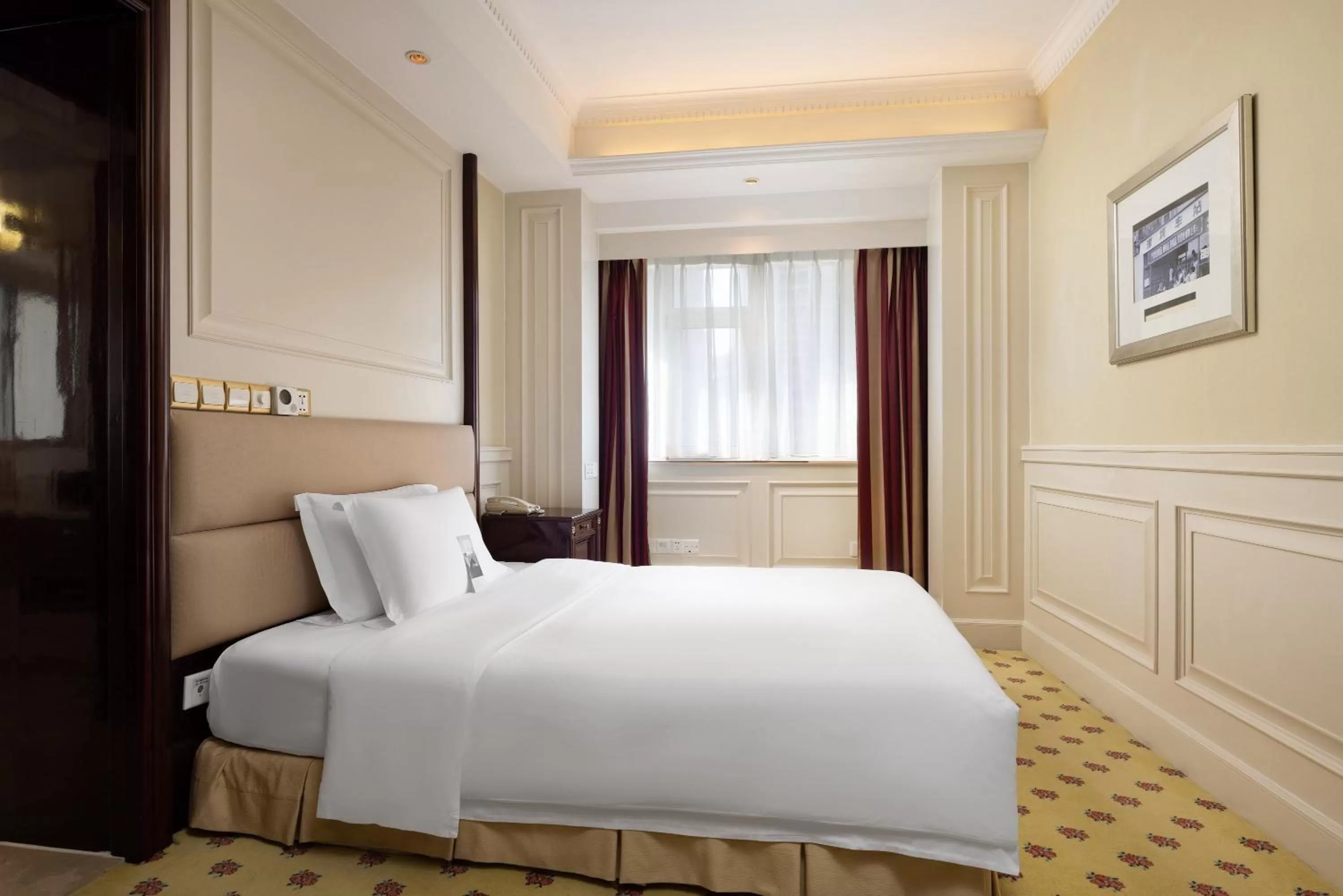 Photo of the whole room, Bed in Crowne Plaza Hotel & Suites Landmark Shenzhen by IHG